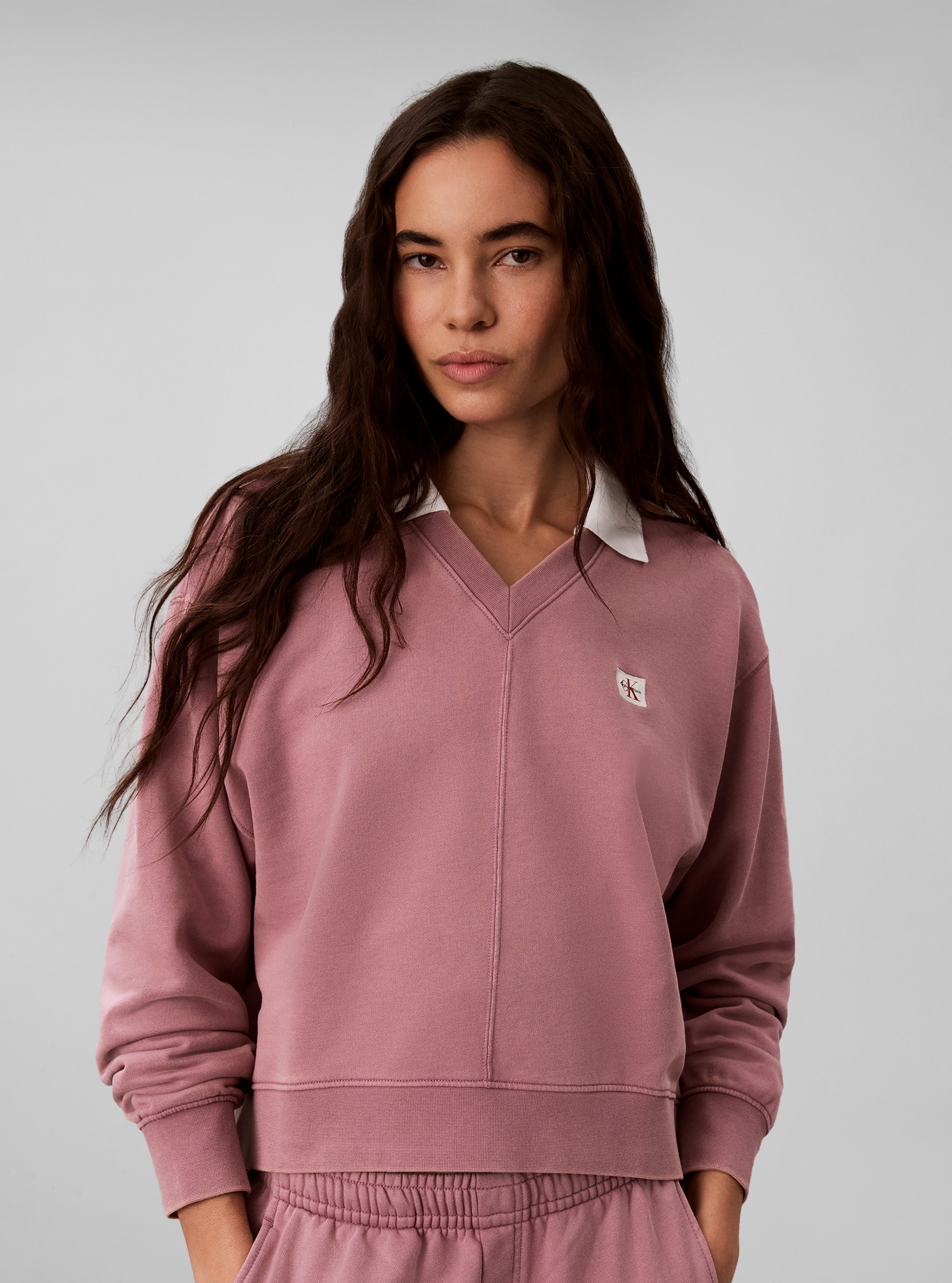 Calvin Klein Jeans Sweatshirt »WOVEN LABEL TERRY V-NECK«, Regular fit mit V-Ausschnitt
