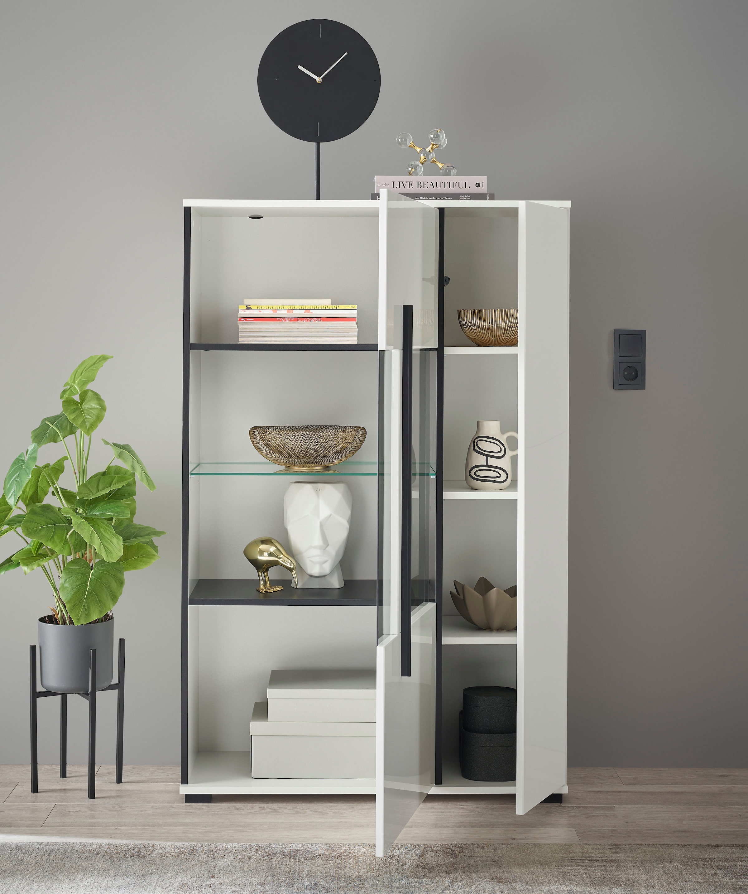 INOSIGN Vitrine »Cantara, Vitrinenschrank in Eiche Evoke oder weiß, Standvitrine«, schwarzer Stangengriff, ausreichend Stauraum, vielseitig einsetzbar