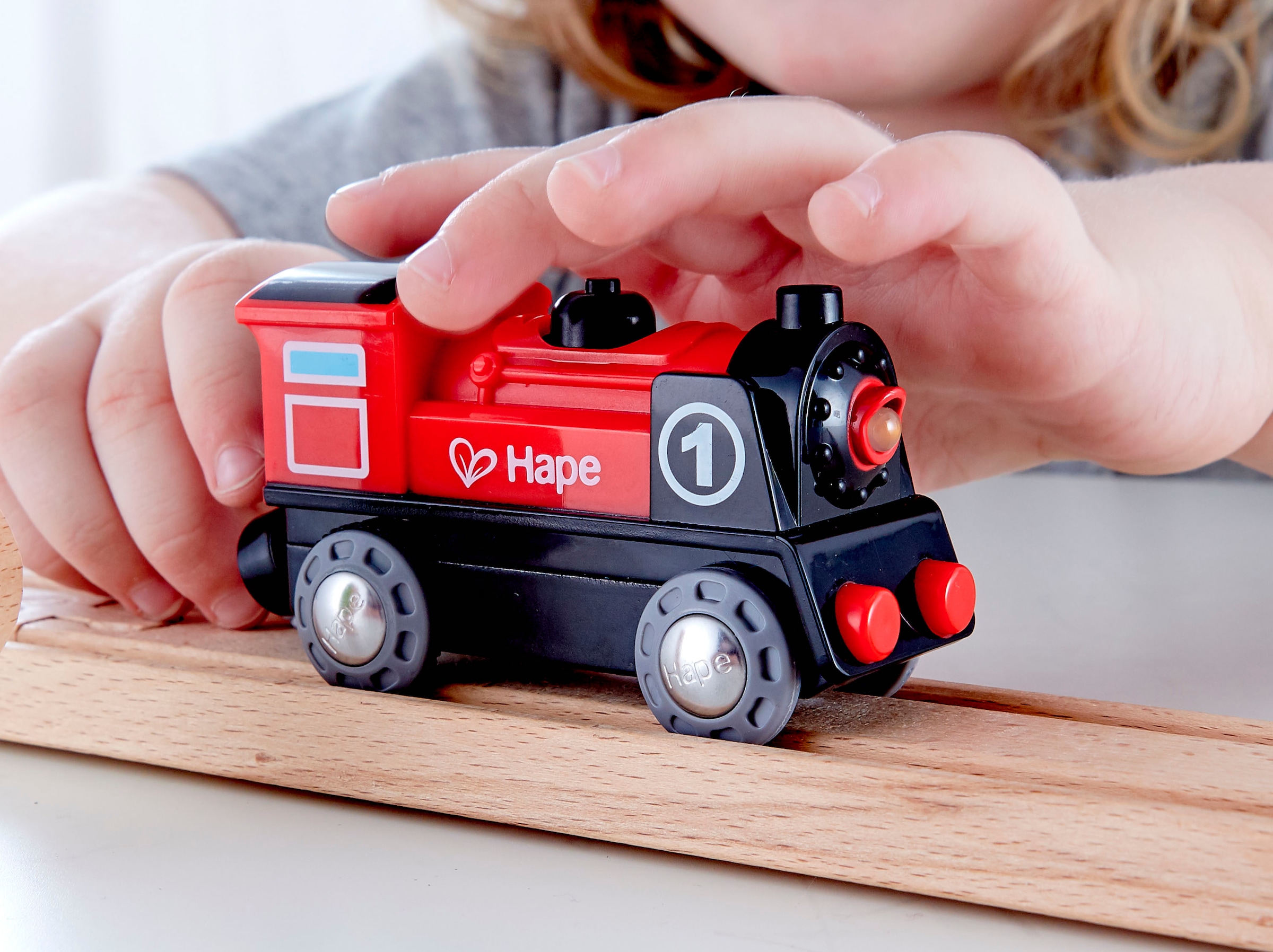 Hape Spielzeugeisenbahn-Lokomotive »Batteriebetriebene Lokomotive Nr. 1« mit Licht- und Soundeffekt