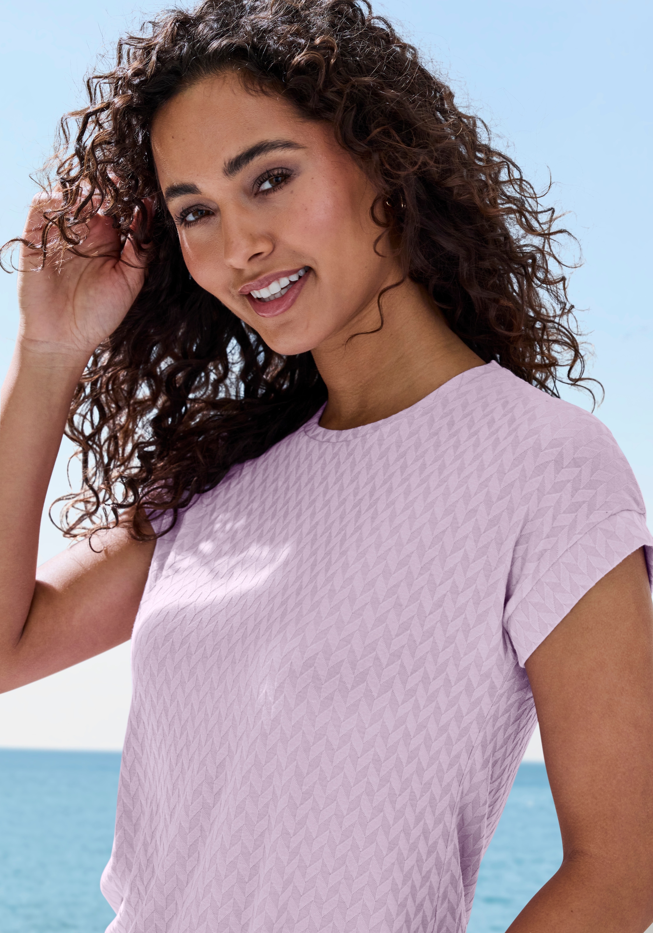 Vivance Kurzarmshirt »mit modischem Jacquard-Muster« aus luftiger Qualität mit Viskose