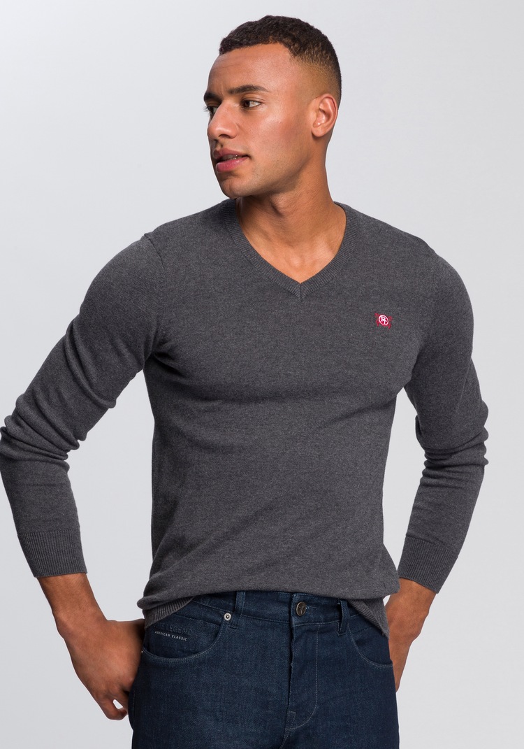 V-Ausschnitt-Pullover, mit kleiner Logo Stickerei