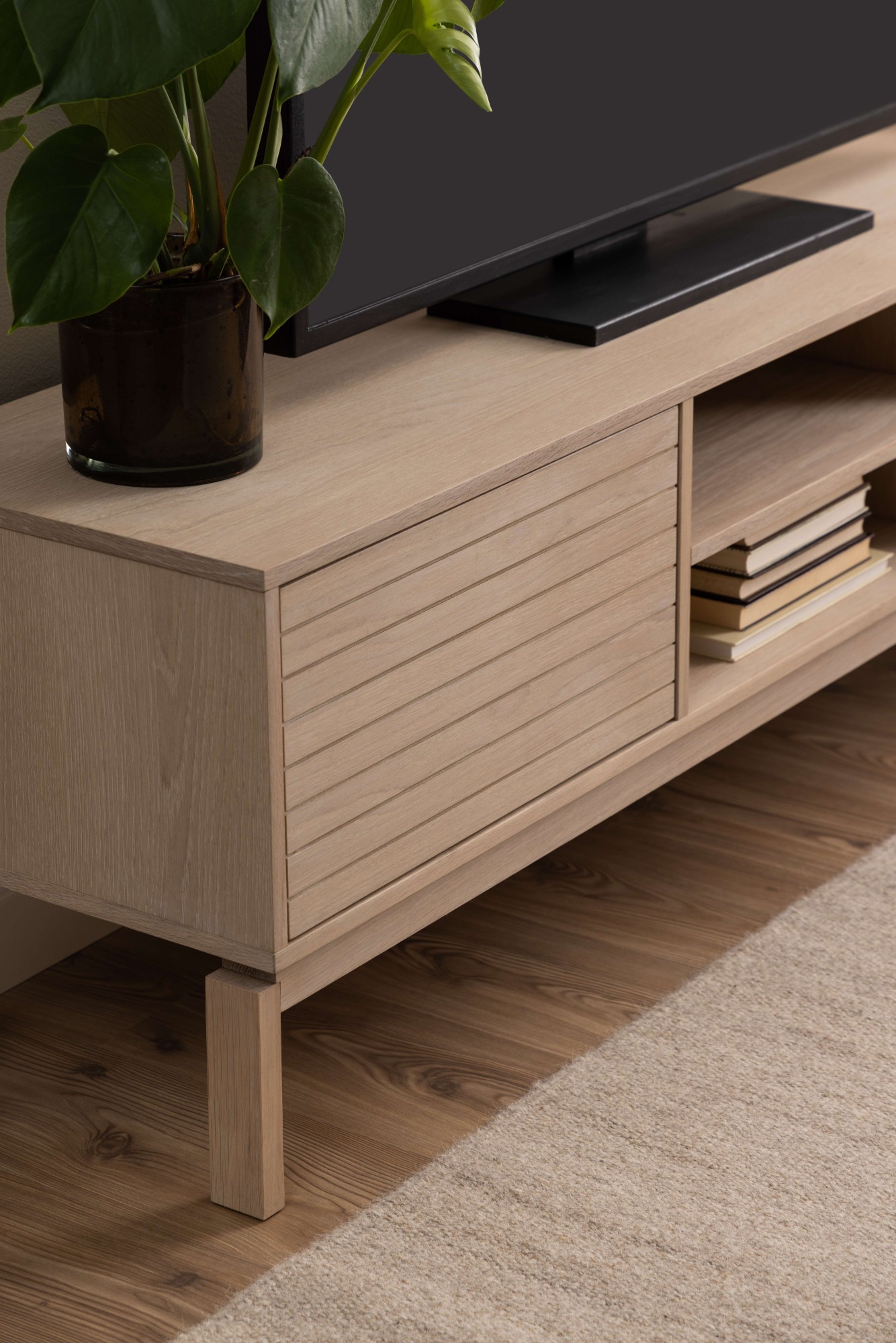 ACTONA GROUP TV-Schrank »Linley TV-Tisch, Lowboard, Fernsehtisch,«, Eichenfurnier, 2 Türen, 2 Einlegeböden, Lamellenfront, B: 160cm