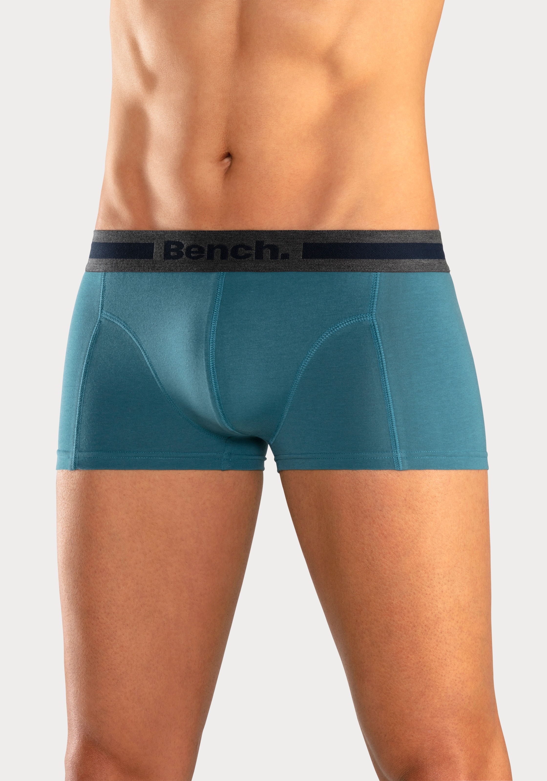 Bench. Boxershorts, (Packung, 4 St.), in Hipster-Form mit Overlock-Nähten vorn