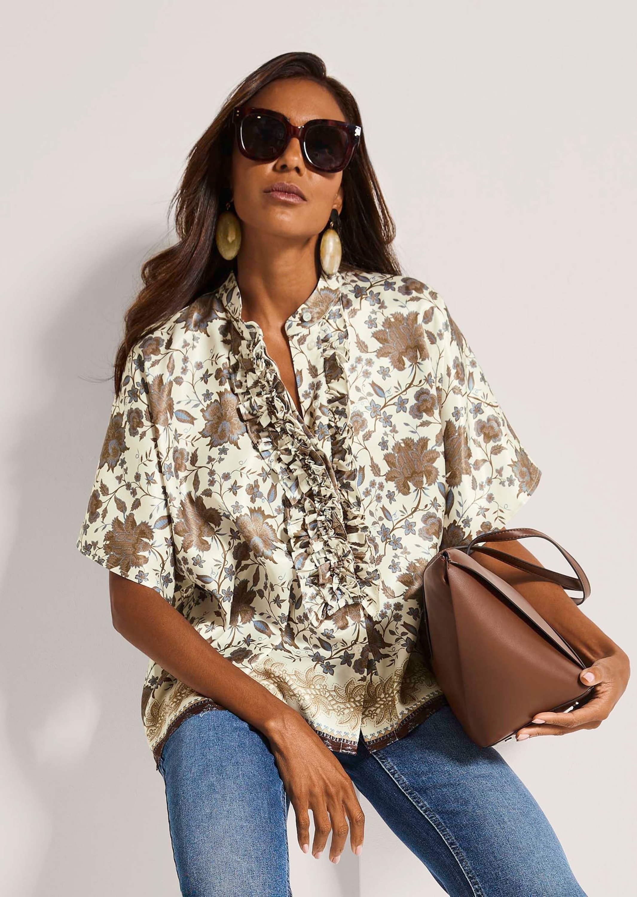 MADELEINE Kurzarmbluse »Blusenshirt Sommerbluse mit floralem Muster« Feine Rüschendekoration