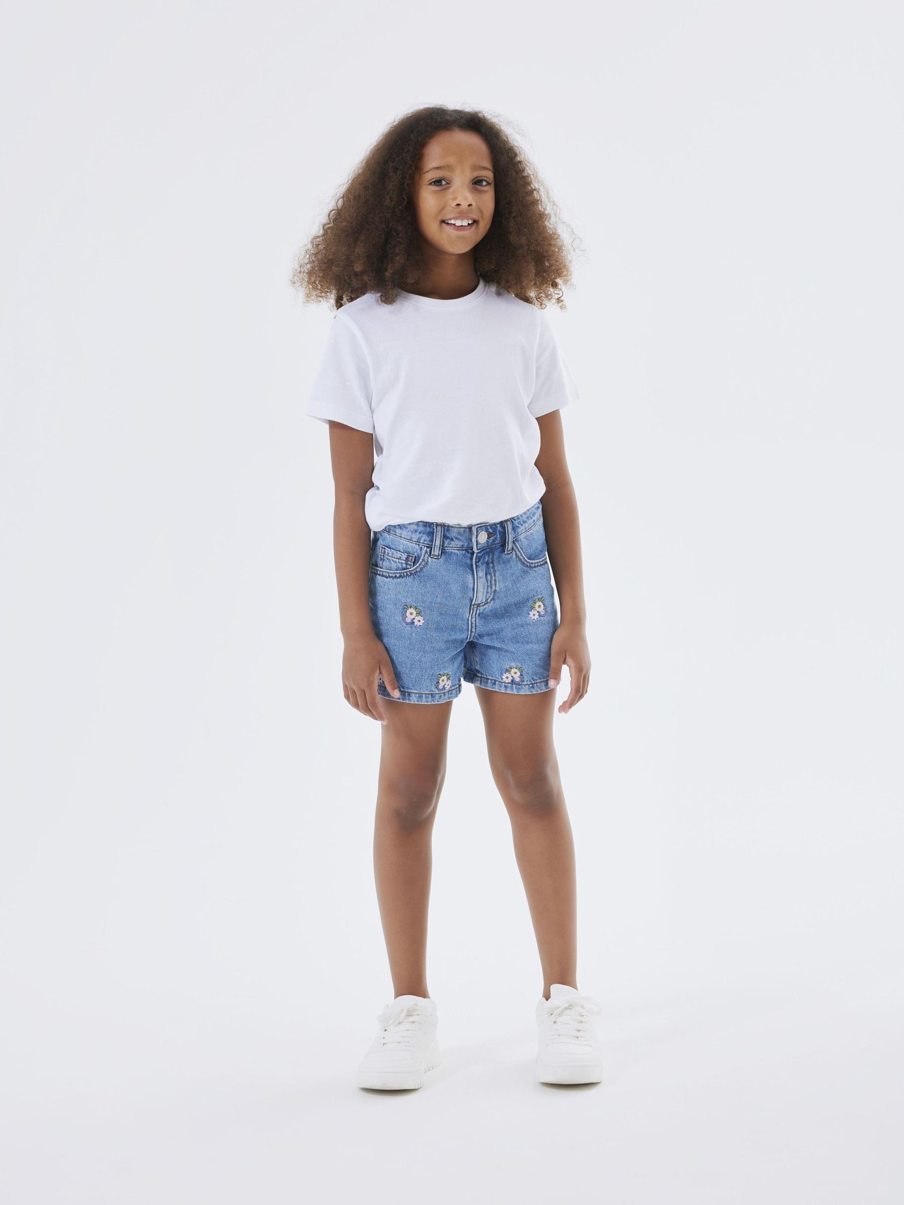 Name It Jeansshorts »NKFBELLA REG DNM SHORTS 3674-BE NOOS« Baumwolle, verstellbarer Bund, bestickte Details