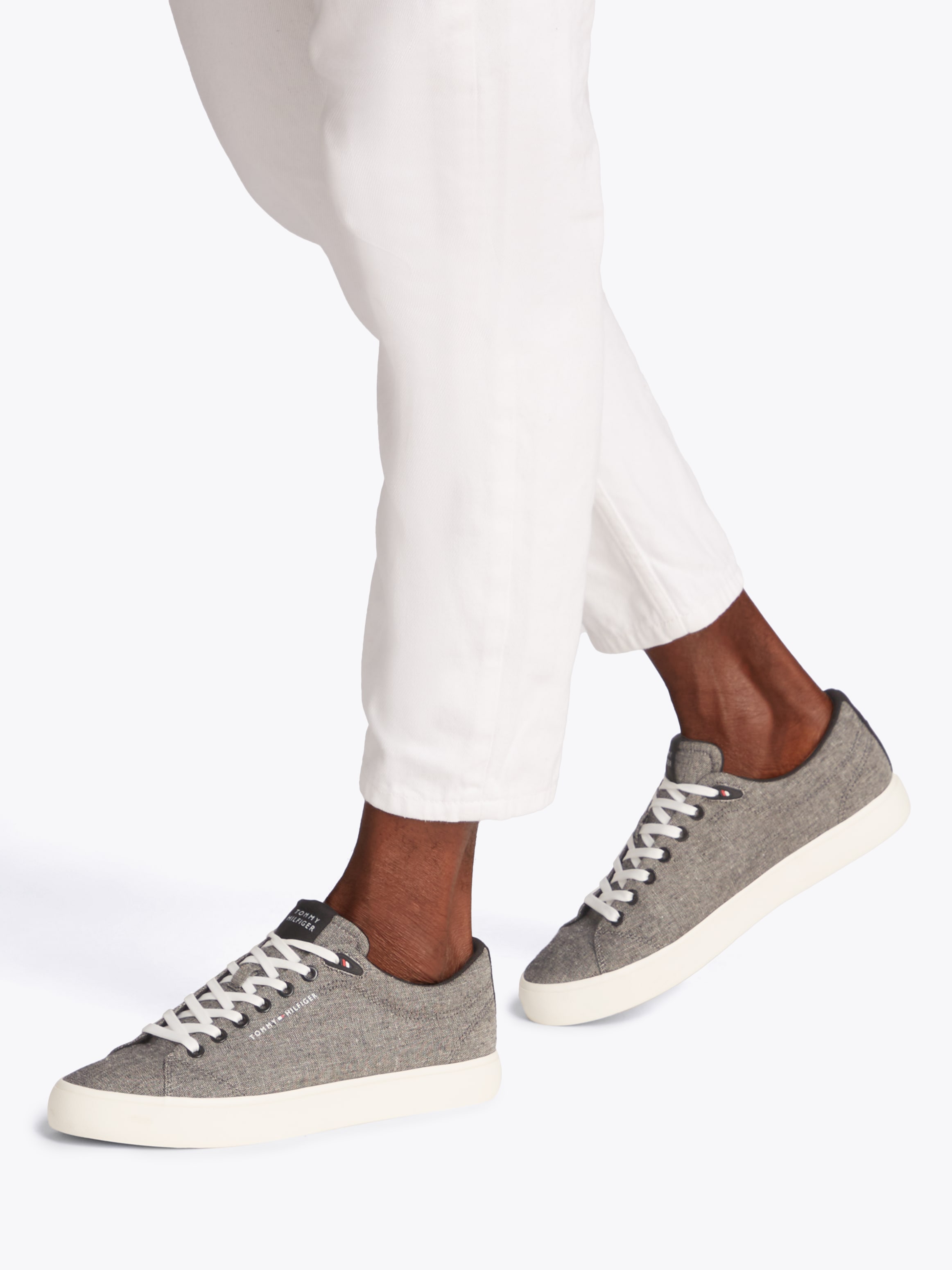 Tommy Hilfiger Sneaker »TH HI VULC LOW CORE CHAMBRAY«, Freizeitschuh, Halbschuh, Schnürer in melierter Optik
