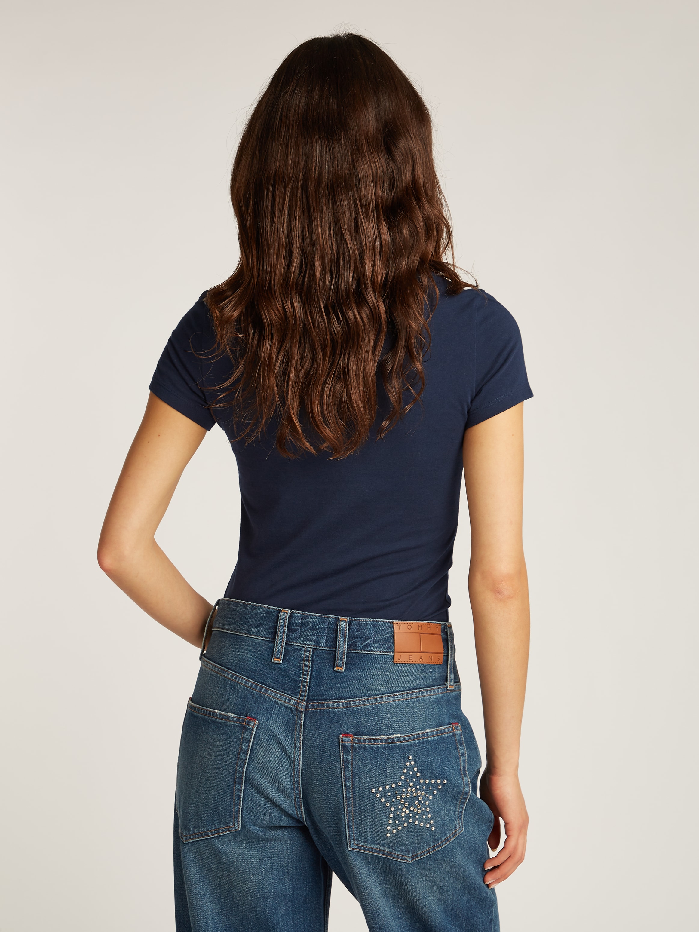 Tommy Jeans Curve Rundhalsshirt »Shirt TJW SLIM ESSENTIAL«, in Großen Größen, Logo-Print auf Brusthöhe, mit Logostickerei