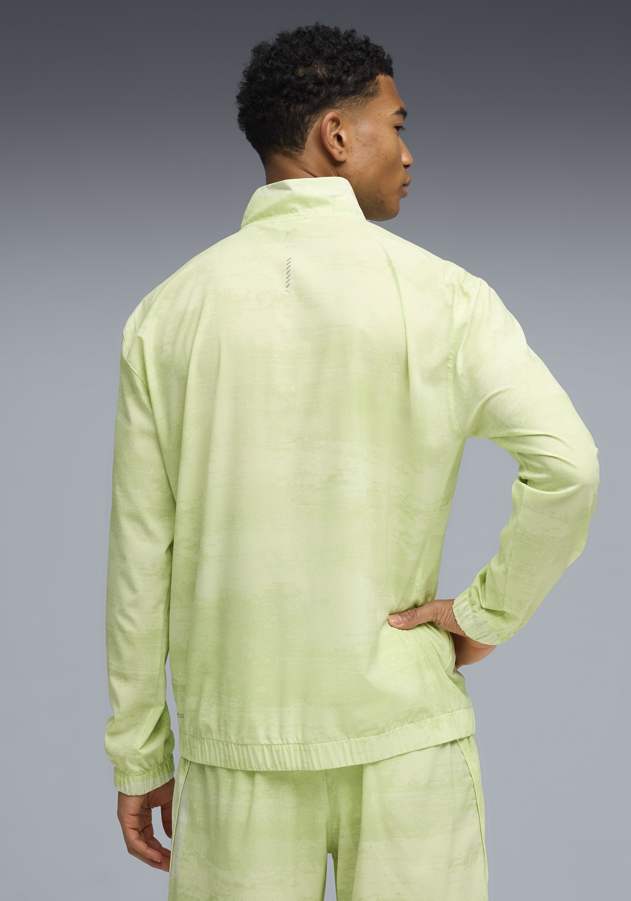 PUMA Trainingsjacke »M RUN VELOCITY AOP WOVEN JACKET« ohne Kapuze mit Reißverschluss, atmungsaktiv, mit Nahttaschen