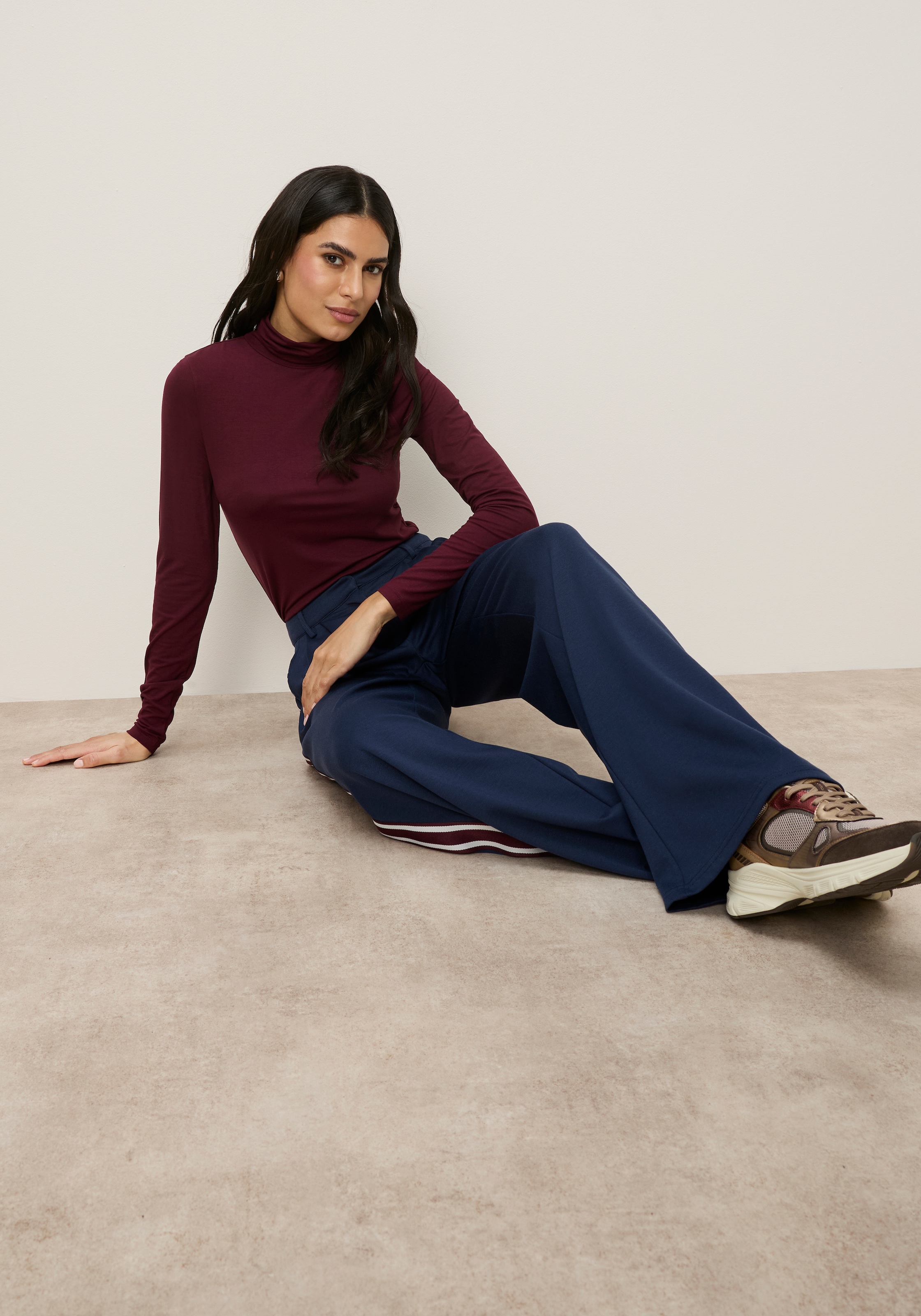 Tamaris Rollkragenshirt »mit figurbetontem Schnitt, aus fließender Viskose-Qualität« Langarm,  Basic, aus elastischem Material