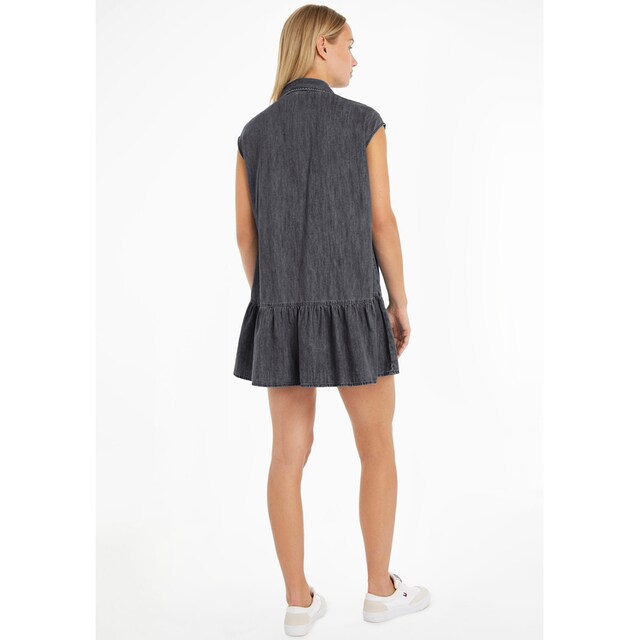 Tommy Jeans Blusenkleid »TJW SS BADGE CHAMBRAY DRESS«, mit dezentem  Kontrastband am Krageninneren bei ♕