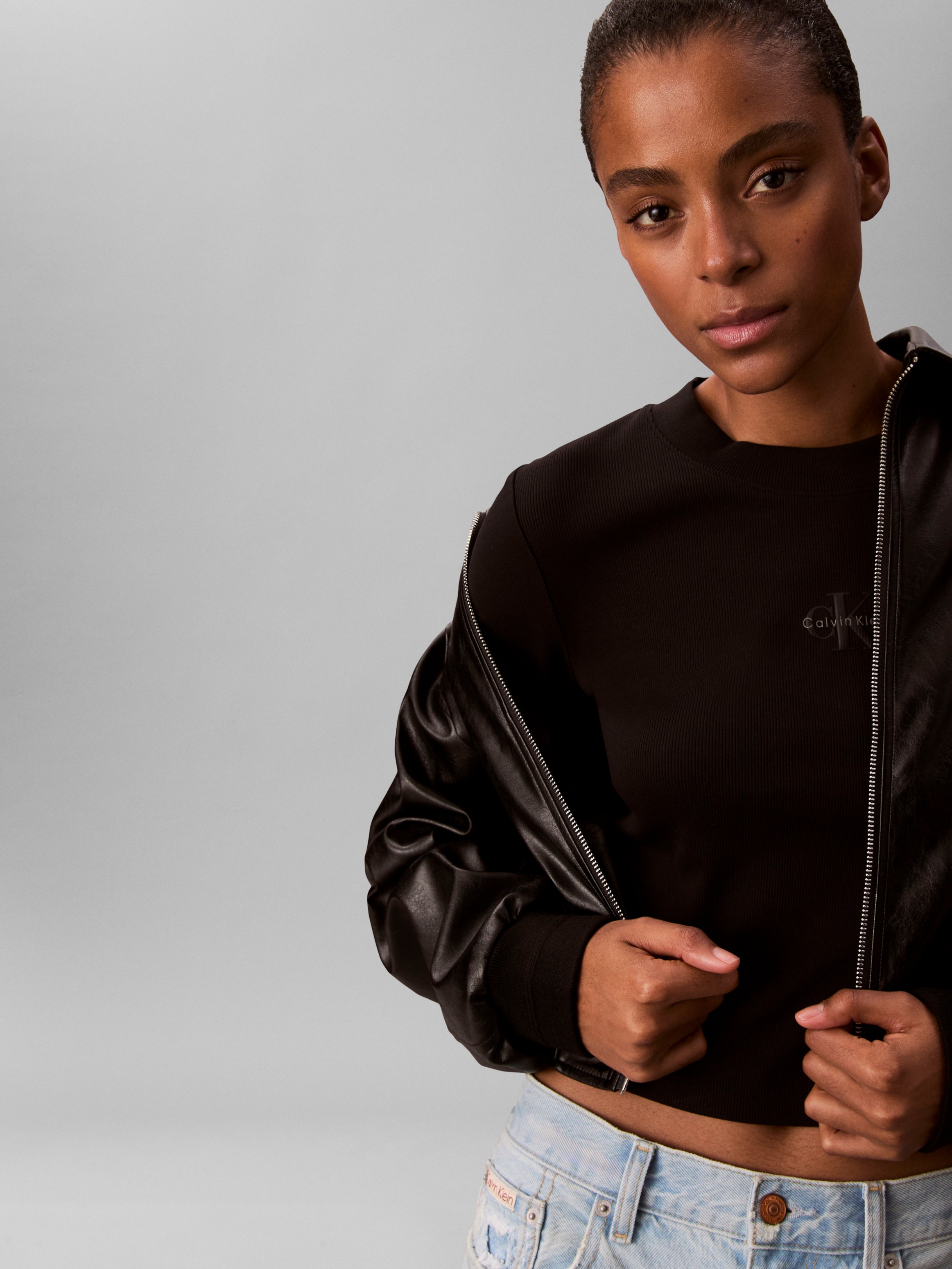 Calvin Klein Jeans Langarmshirt Rundhalsausschnitt, figurbetonte Passform, Logodruck