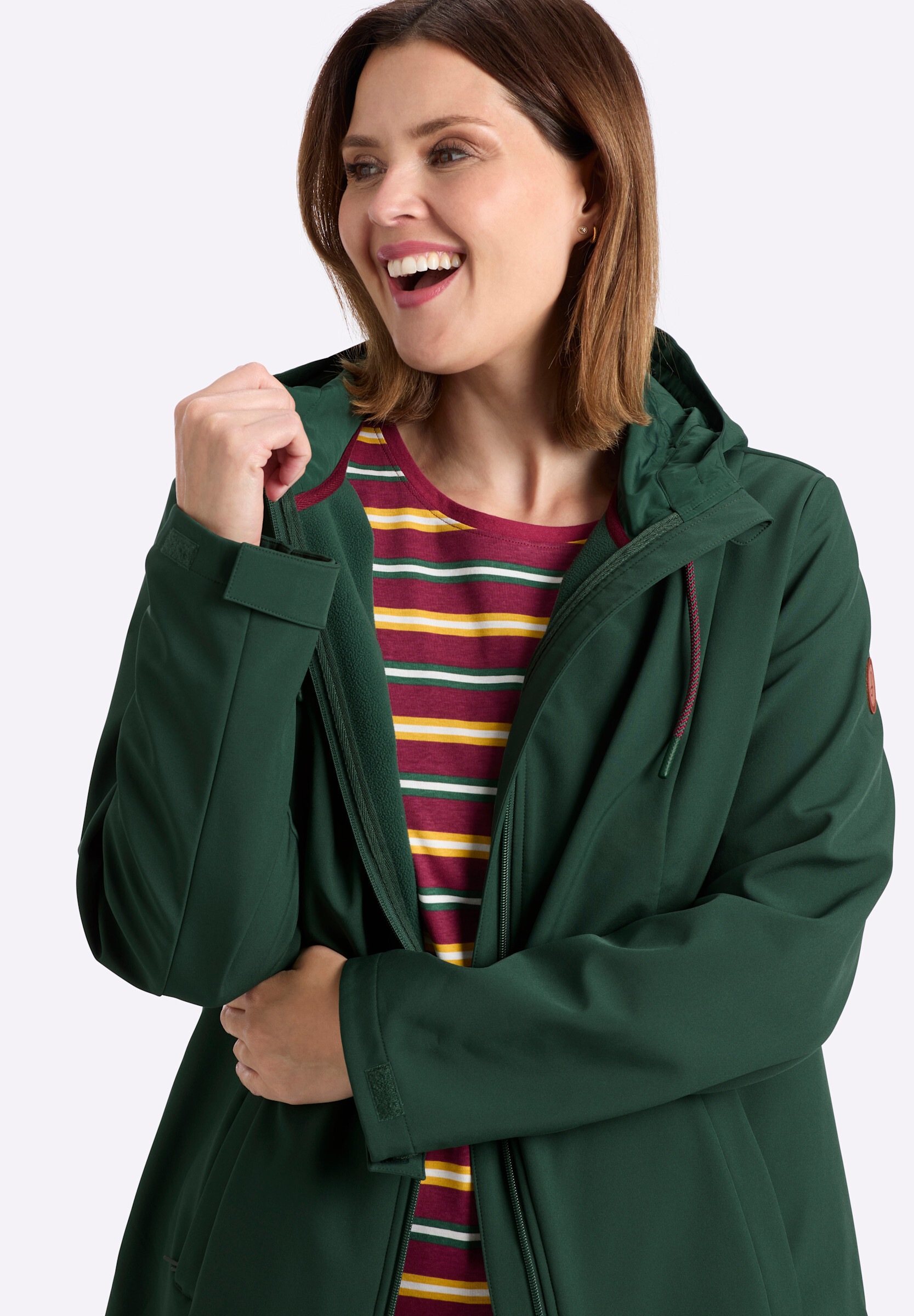 Sheego Softshelljacke »Softshell-Jacke Softshelljacke mit regulierbaren Seitenschlitzen« mit Kapuze