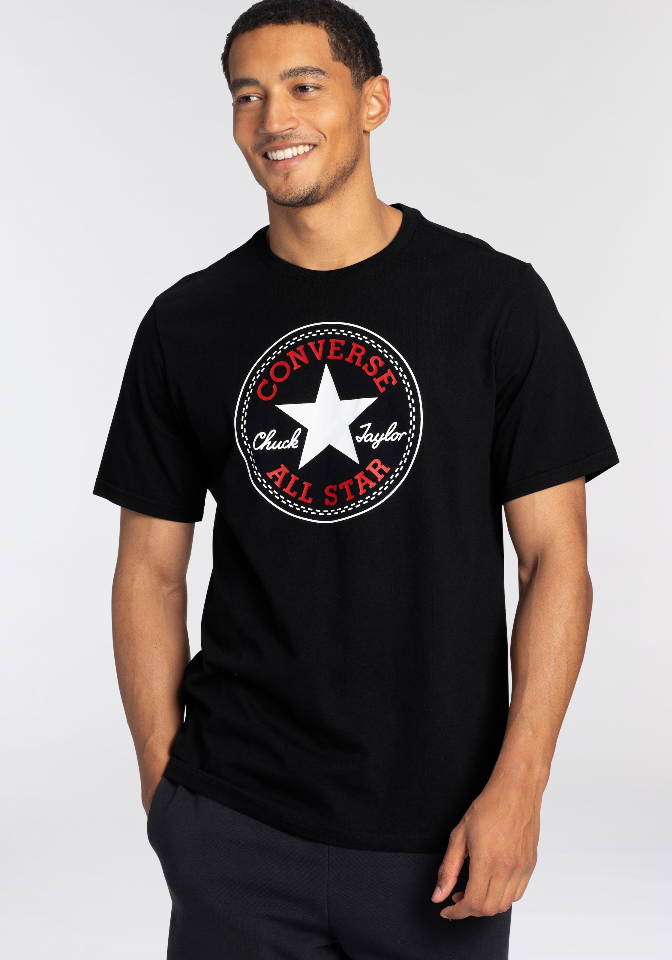 Converse T-Shirt »CONVERSE GO-TO ALL STAR PATCH STANDARD-FIT T-SHIRT«, (1 tlg.), Unisex