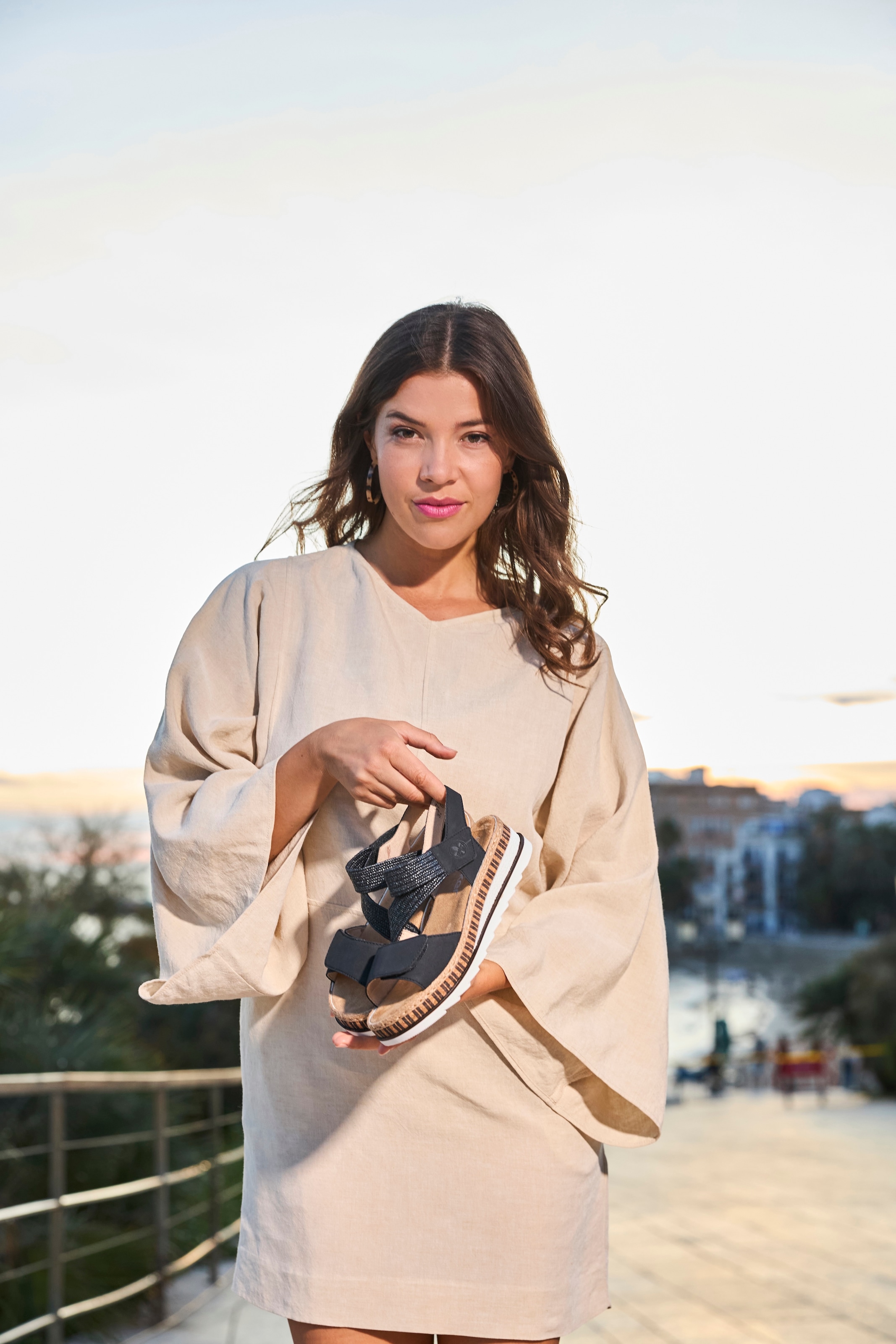 Rieker Keilsandalette  Riemchensandale, Sommerschuh, Urlaubschuh mit Klettriemchen