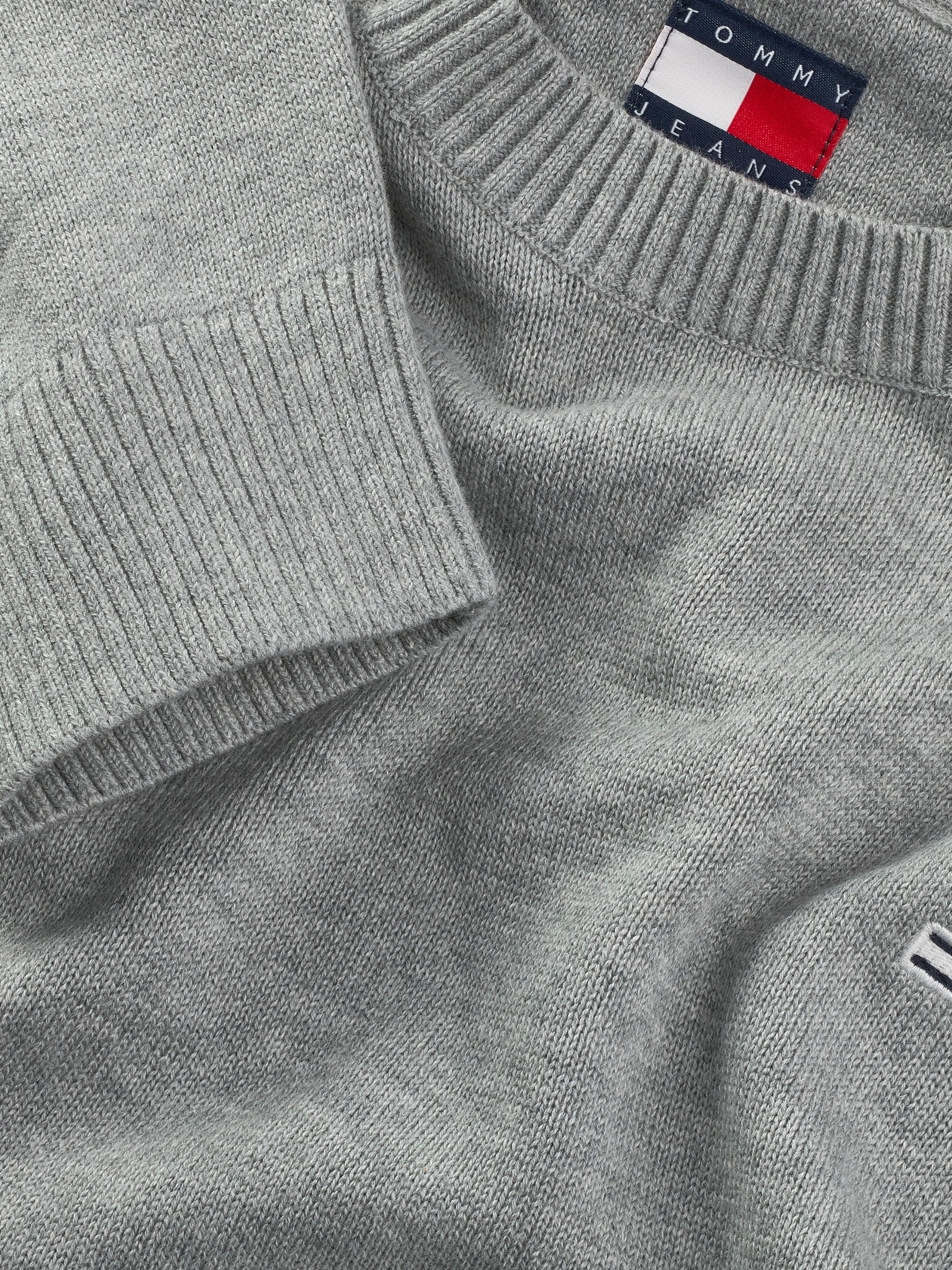 Tommy Jeans Rundhalspullover »TJM SLIM ESSENTIAL LIGHT SWEATER«, mit Flag-Patch
