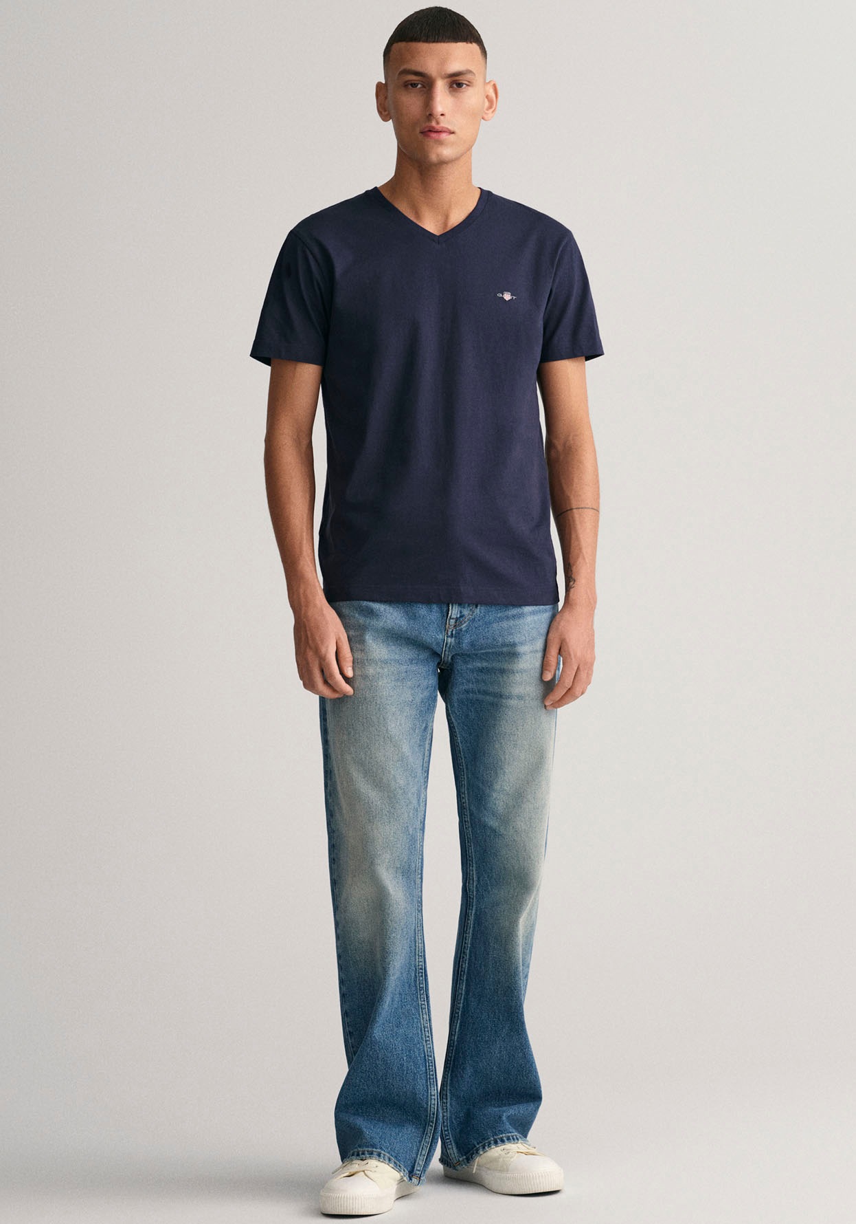 Gant T-Shirt »SLIM SHIELD V-NECK T-SHIRT«, mit einer kleinen Logostickerei auf der Brust