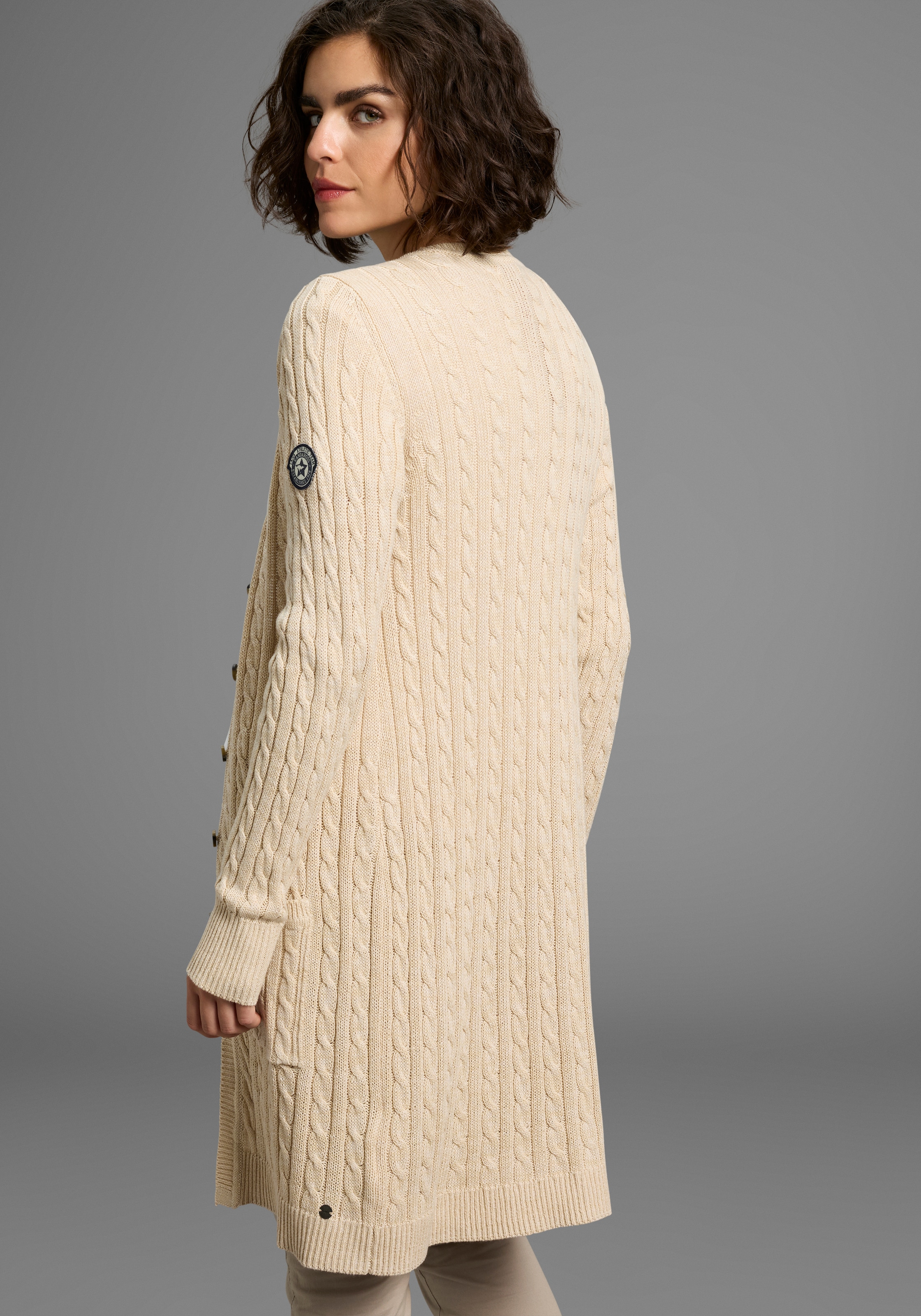 KangaROOS Longstrickjacke, mit trendigem Zopfmuster und Taschen
