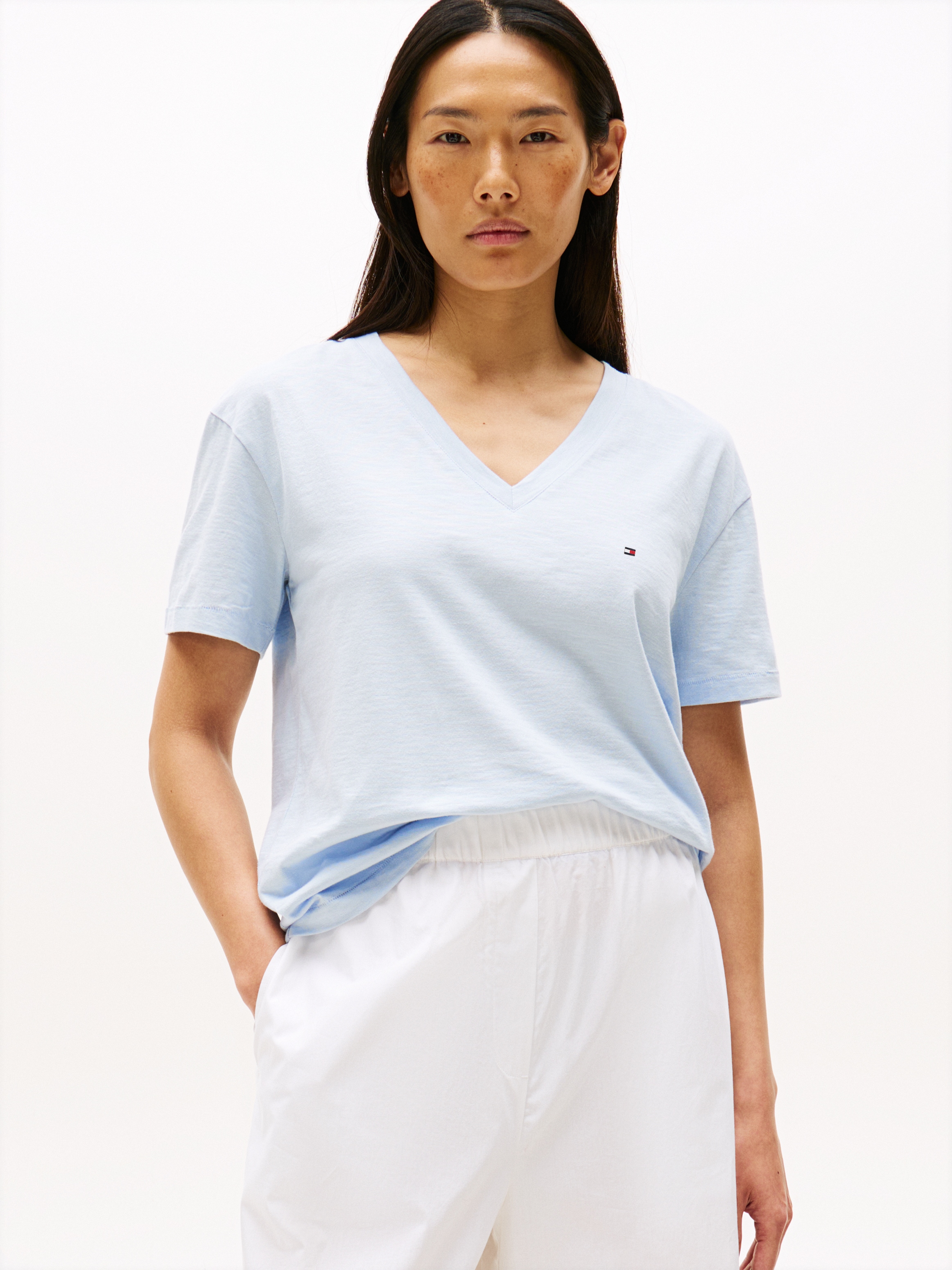 Tommy Hilfiger T-Shirt »SLUB CROP V-NK SS«, mit offener Kante, mit Logostickerei