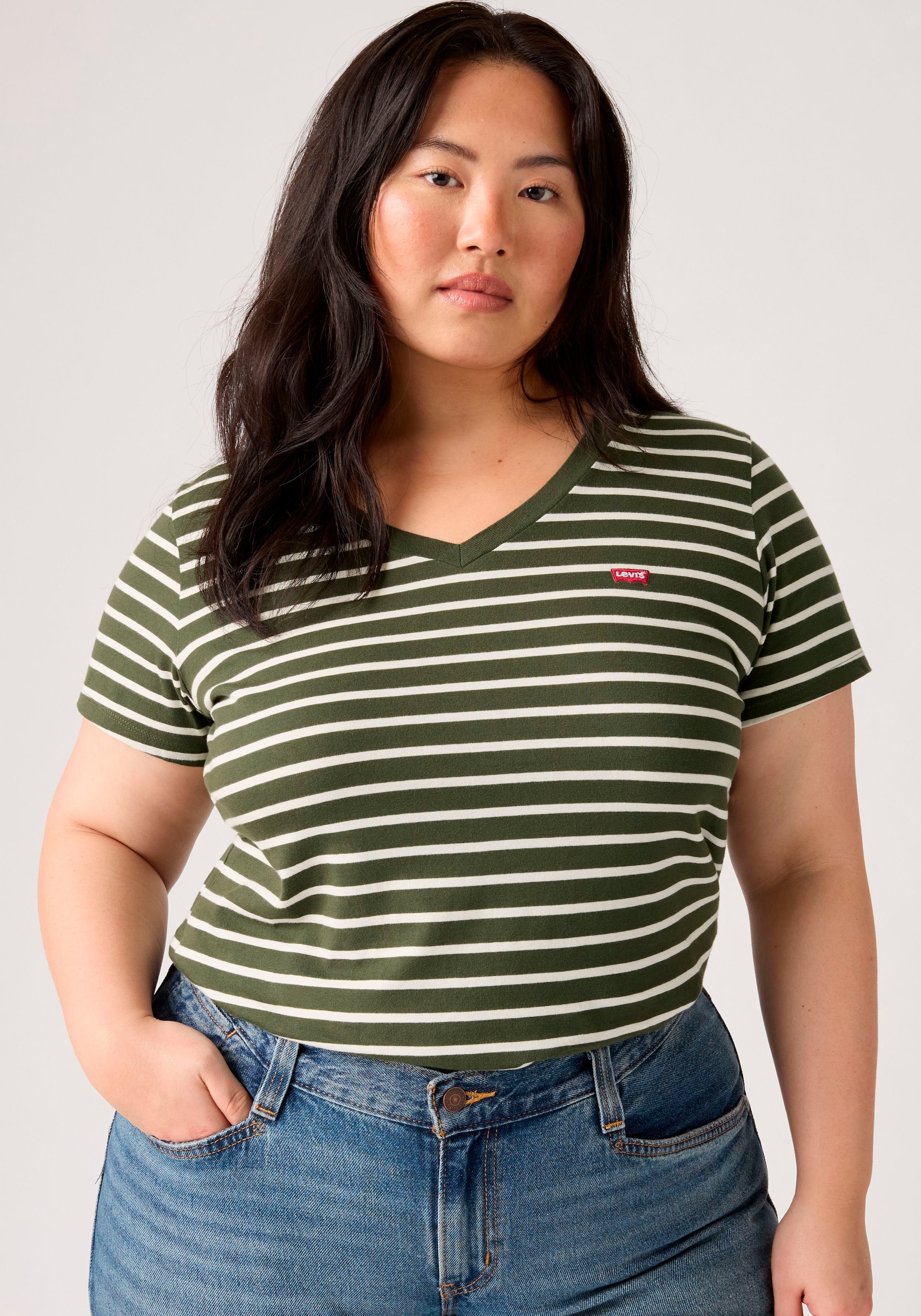Levi's® Plus Kurzarmshirt »V NECK TEE« Gerade geschnittene Passform