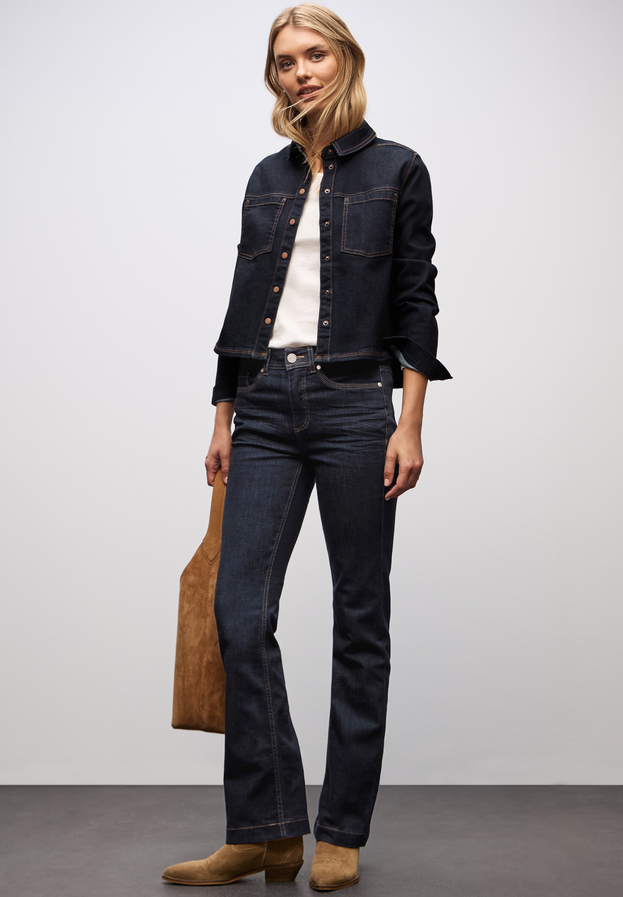 STREET ONE Bootcut-Jeans im modernen Rinsed Look, mit Stretch