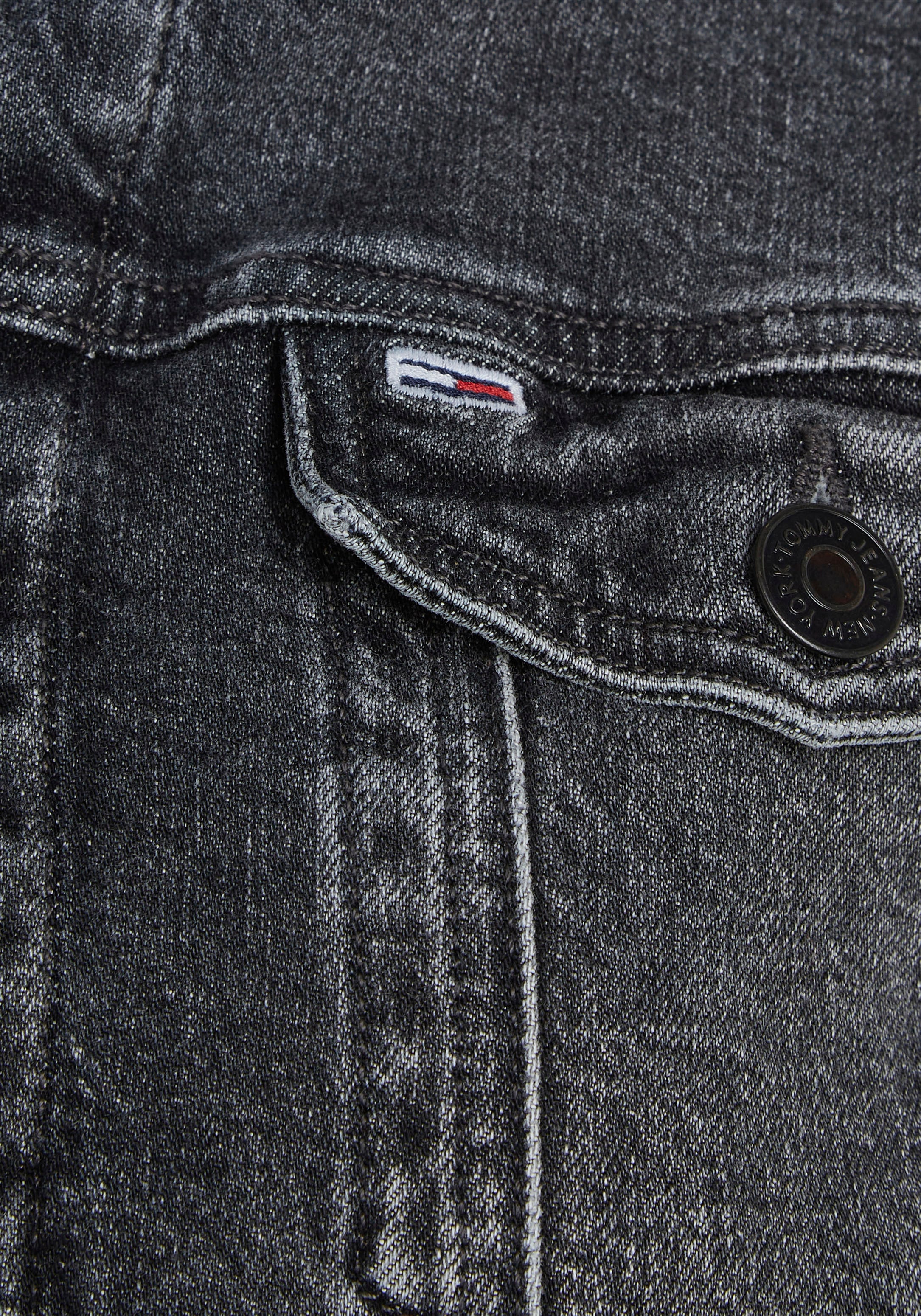 Tommy Jeans Blusenkleid »TJW SS BADGE CHAMBRAY DRESS«, mit dezentem  Kontrastband am Krageninneren bei ♕
