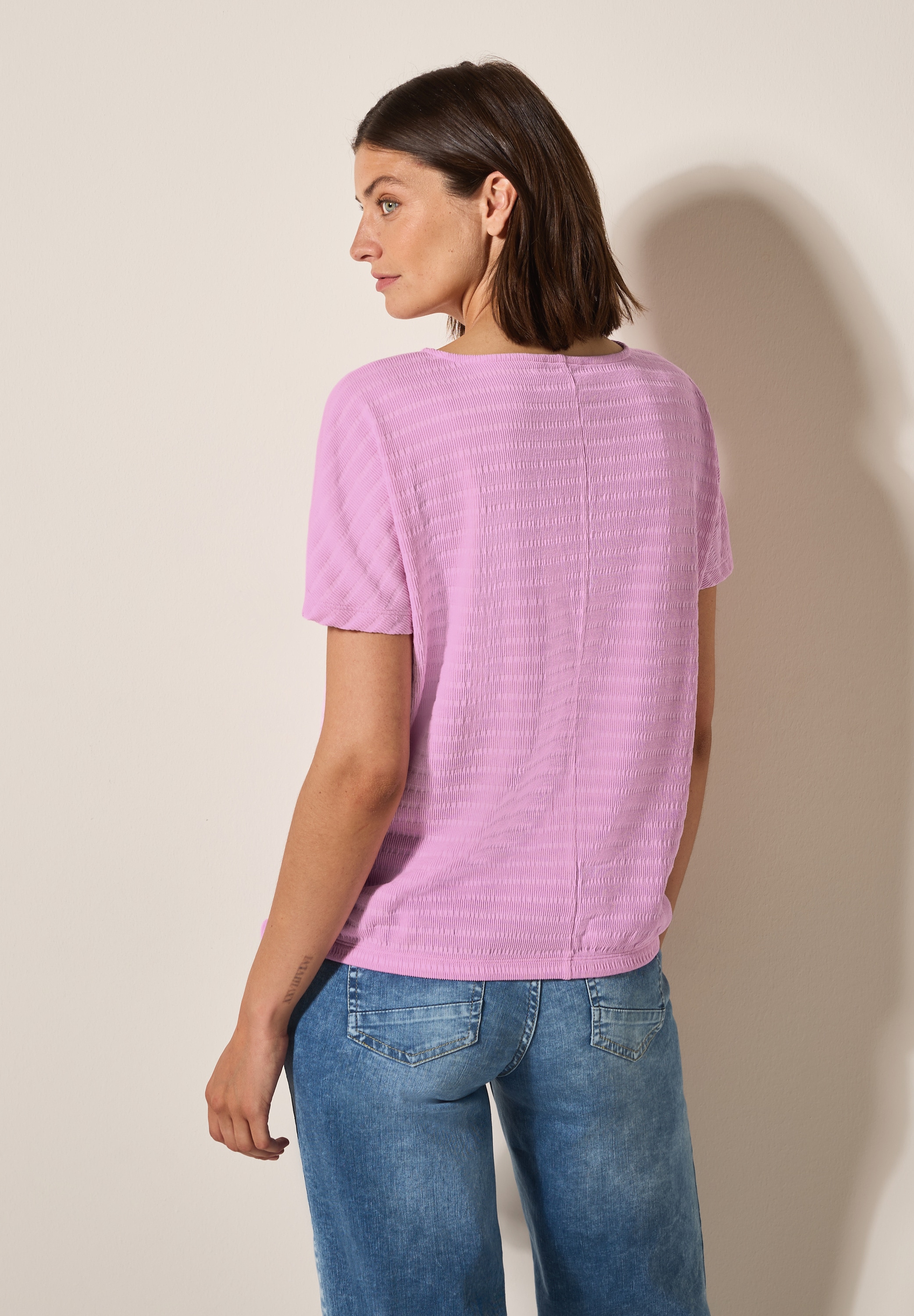 Cecil in Smok-Optik und mit Knoten-Detail