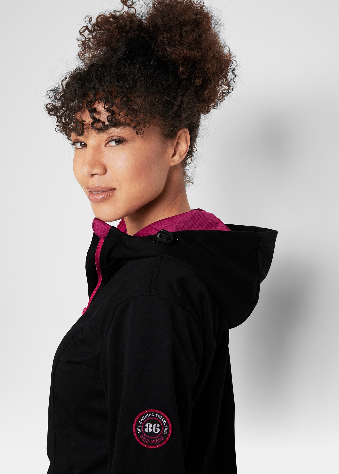 bonprix Softshelljacke mit Kapuze leichtes Material, mit 2-Wege-Reißverschluss, mit Daumenlöchern