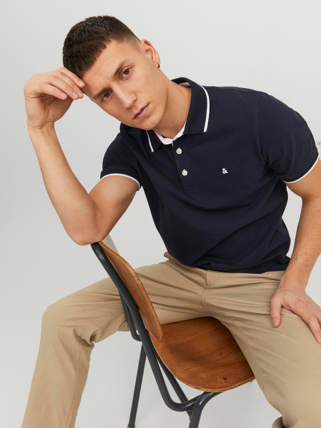 Jack & Jones Poloshirt »JJEPAULOS  Poloshirt mit klassischem Kragen und figurbetonter Form« Logostickerei, modisch, schmal, Baumwolle, Polokragen