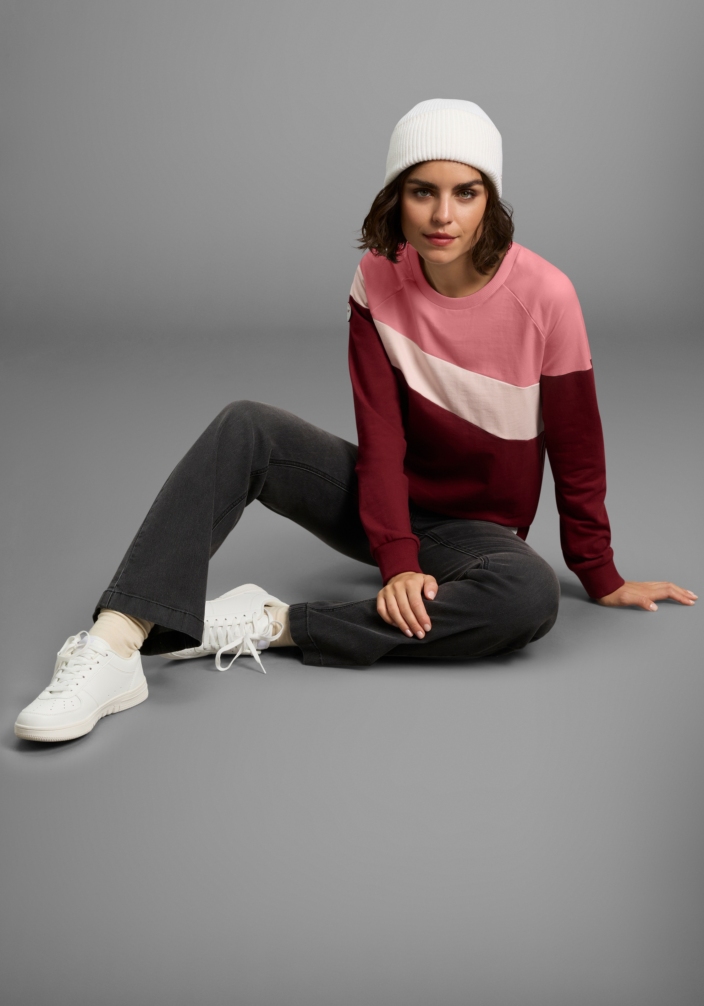 KangaROOS Sweatshirt , im Colorblock Design mit süßen Details
