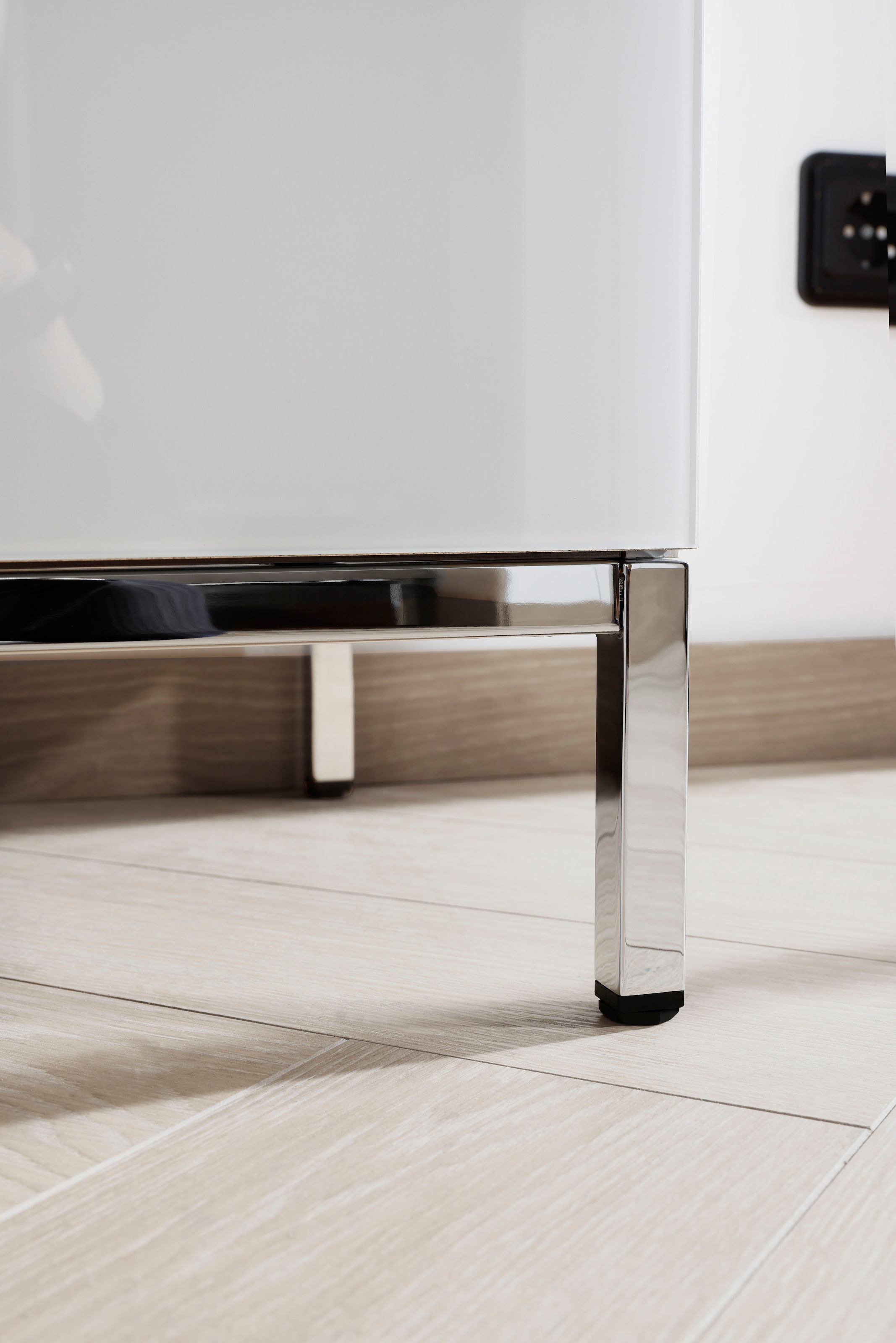 rauch Nachtkommode »Nachttisch Nachtschrank Nachtkonsole FLIPP mit Glasfront«, (Breite 40 cm), mit 3 Schubladen und Soft-Close-Funktion sowie Glasfront