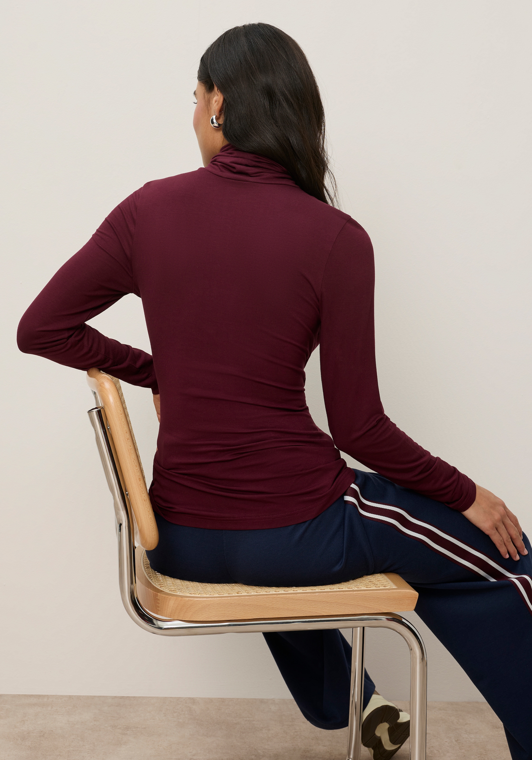 Tamaris Rollkragenshirt »mit figurbetontem Schnitt, aus fließender Viskose-Qualität« Langarm,  Basic, aus elastischem Material