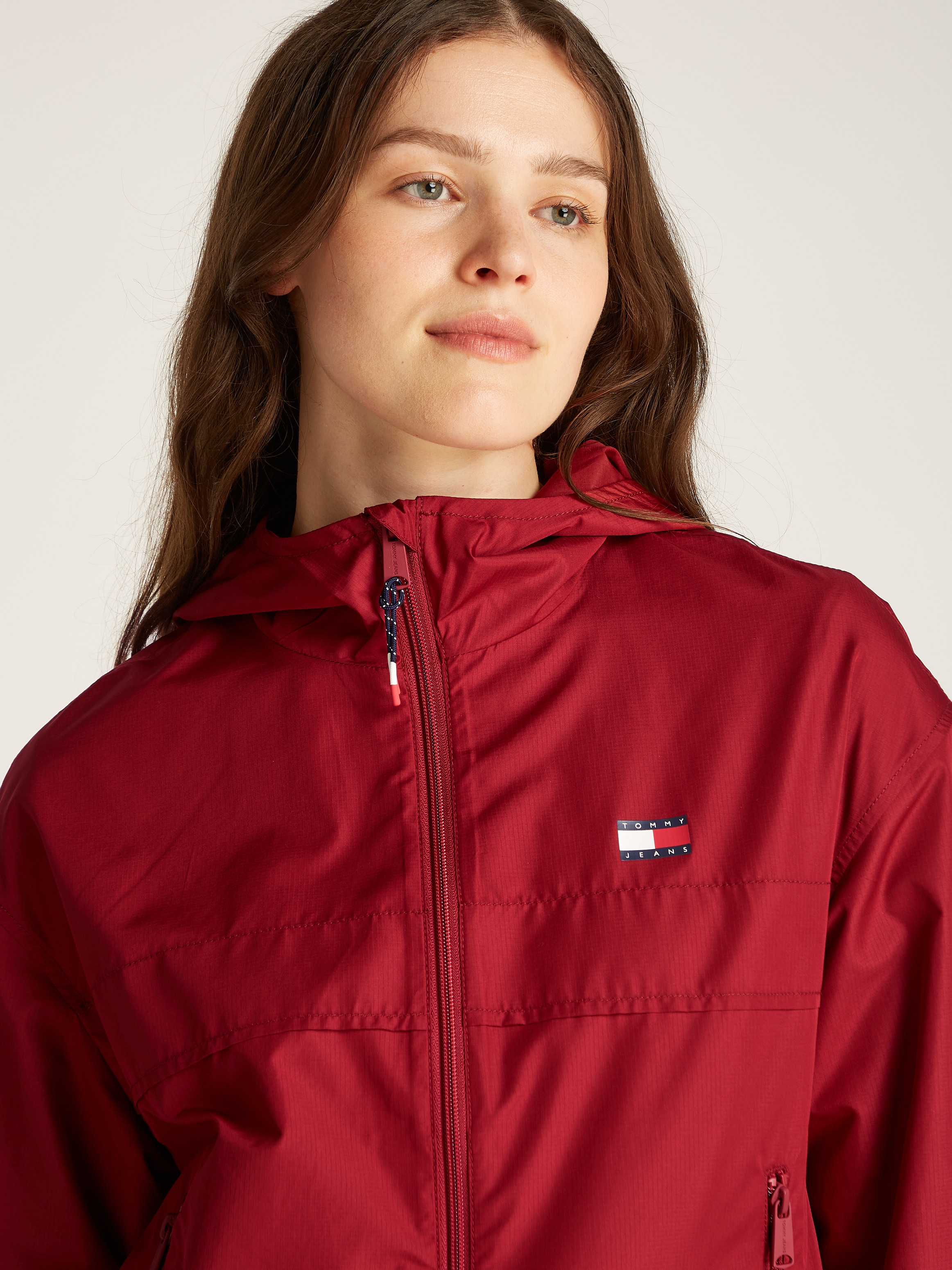 Tommy Jeans Windbreaker »TJW CRP LT CHICAGO«, in modischer Cropped Form