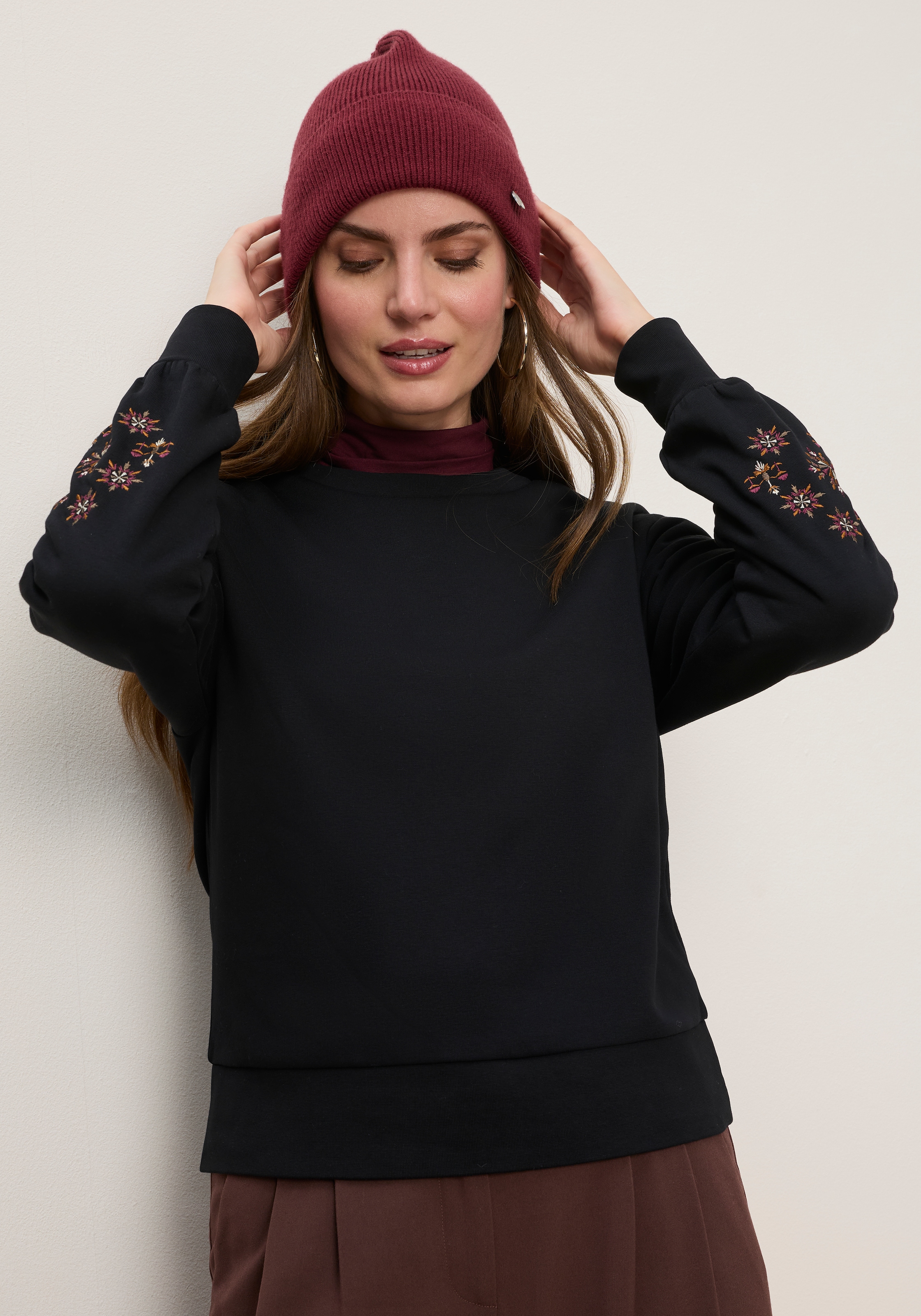 Tamaris Sweater »mit Blumen-Stickerei«, aus elastischer Baumwollqualität
