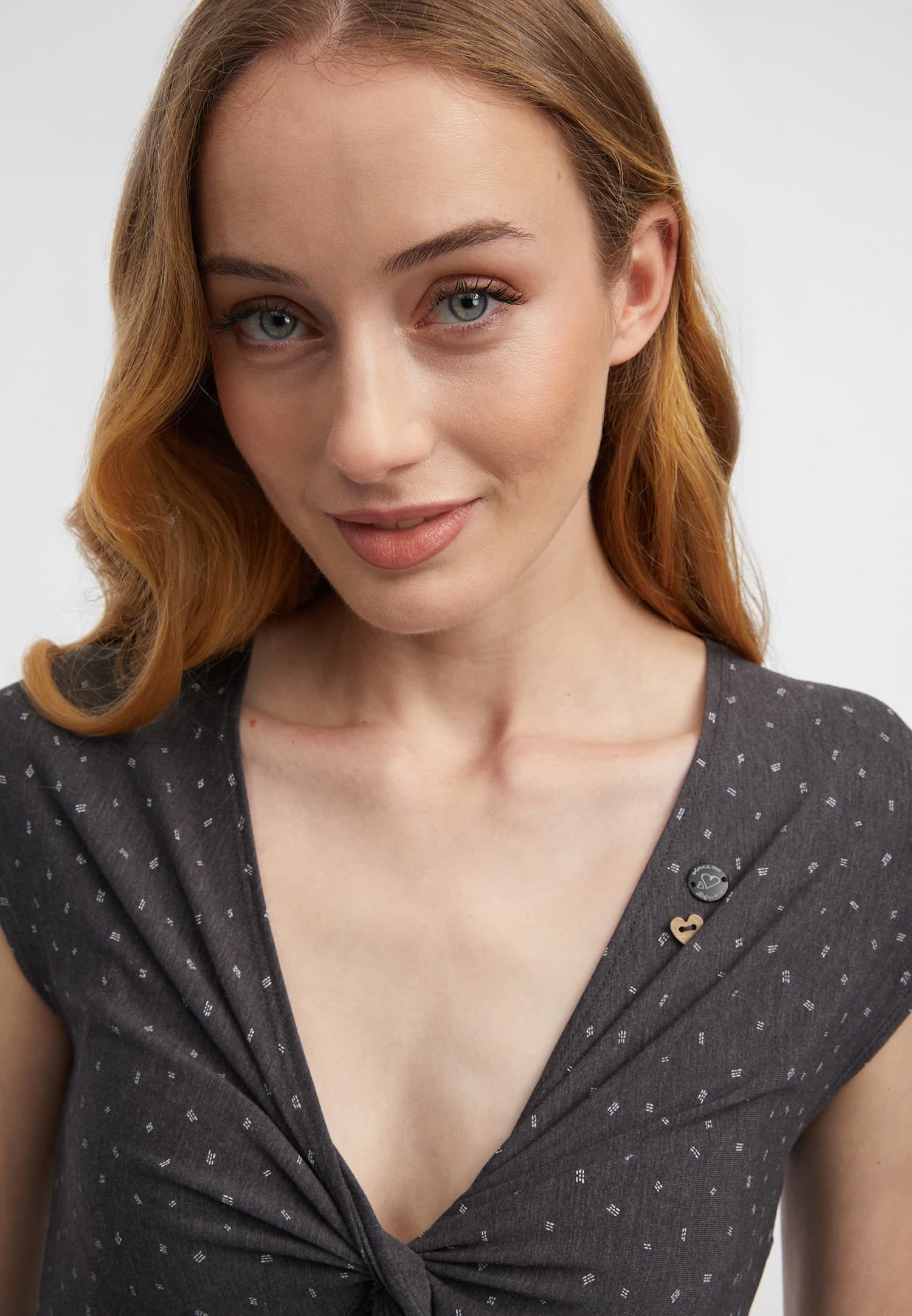 Ragwear Shirtkleid »COMFREY«, Ausschnitt mit Knotendetail und Zierknöpfen