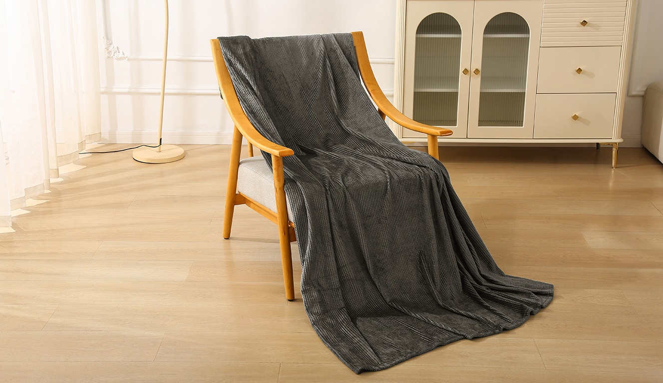 Bruno Banani Wohndecke »Shakira«, Kuscheldecke mit Prägedruck, 150x200 cm