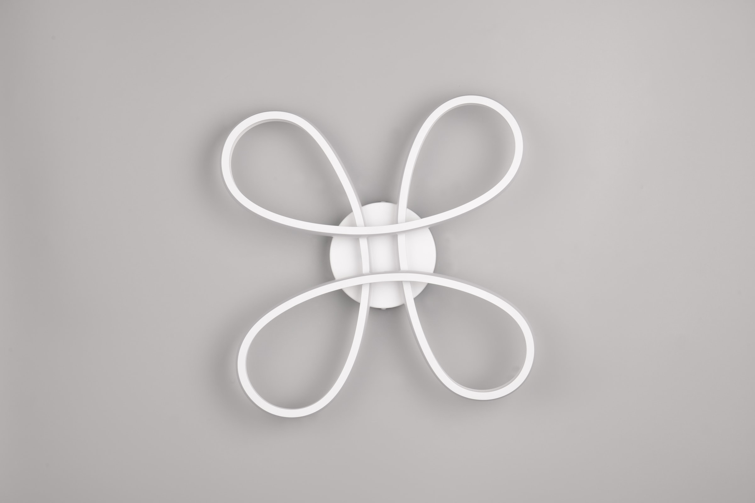 TRIO Leuchten LED Deckenleuchte »FLY, Deckenlampe LED 22W 2600 Lumen kaltweiß 4000K 3-Stufen dimmbar« LED-Board 1 Stk. Kaltweiß Maße 40x40 cm, LED Band Schleife Deckenlampe Schlafzimmer Wohnzimmer