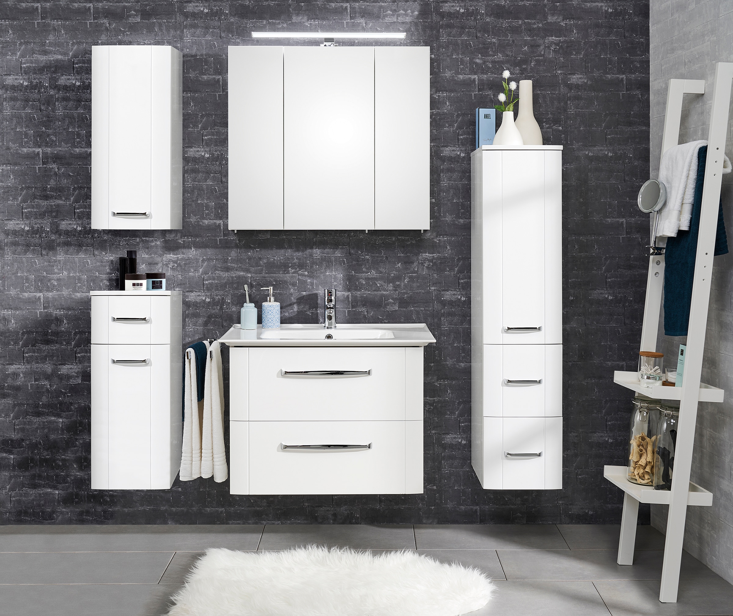 Saphir Badezimmerspiegelschrank »Spiegelschrank Serie 3006 inkl. LED-Beleuchtung, 3 Türen«, Badschrank 80 cm breit, inkl. Steckdose und Türdämpfer