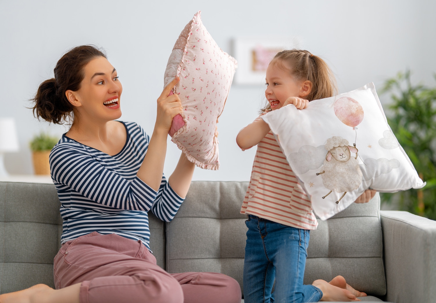 queence Dekokissen »Fliegendes Schaf mit Ballon«, Kissenhülle mit HD Premium Druck, geruchsneutral, 40x40cm