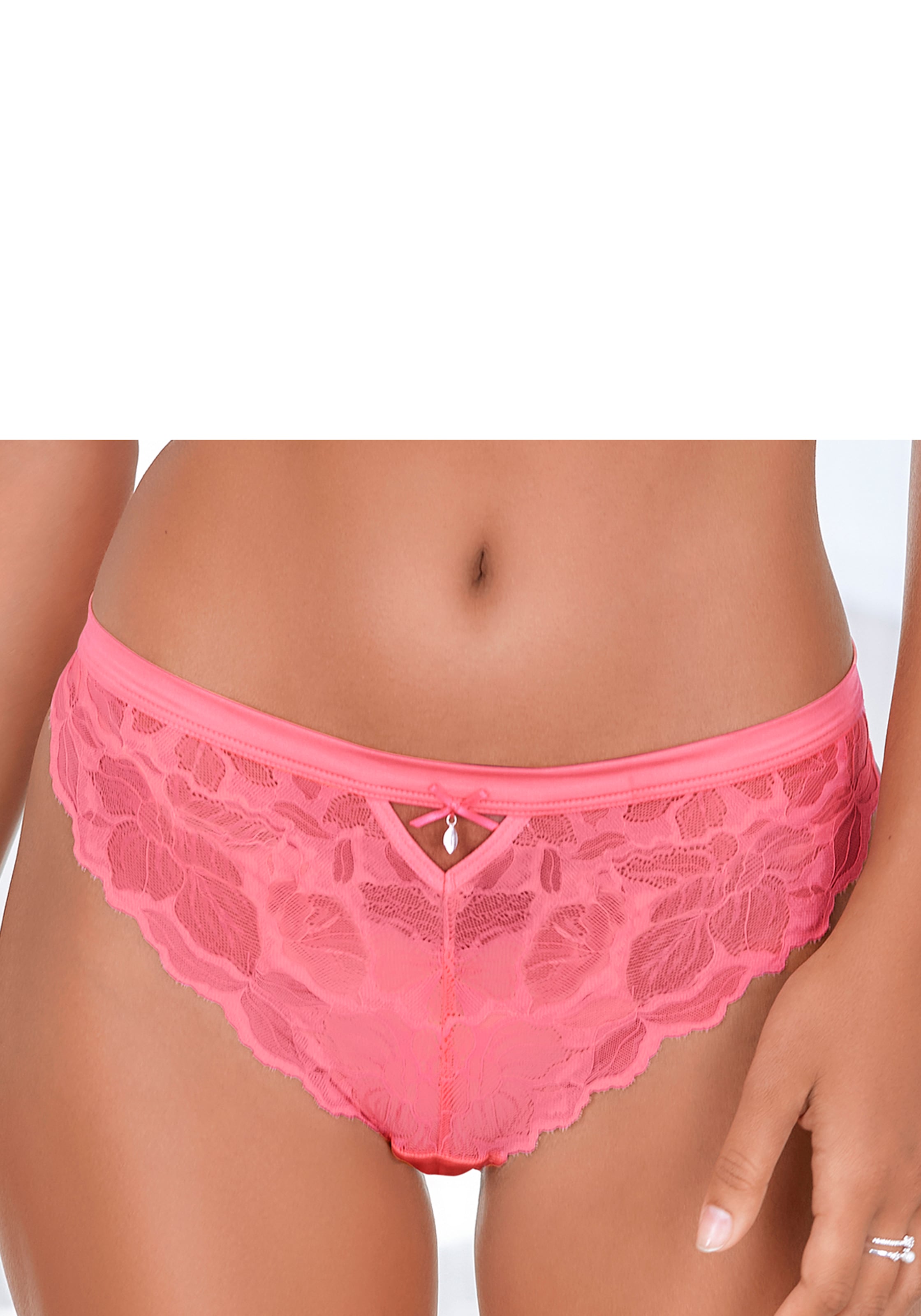 LASCANA Tanga mit edlem Accessoire und feinem Bund aus Satin-Material