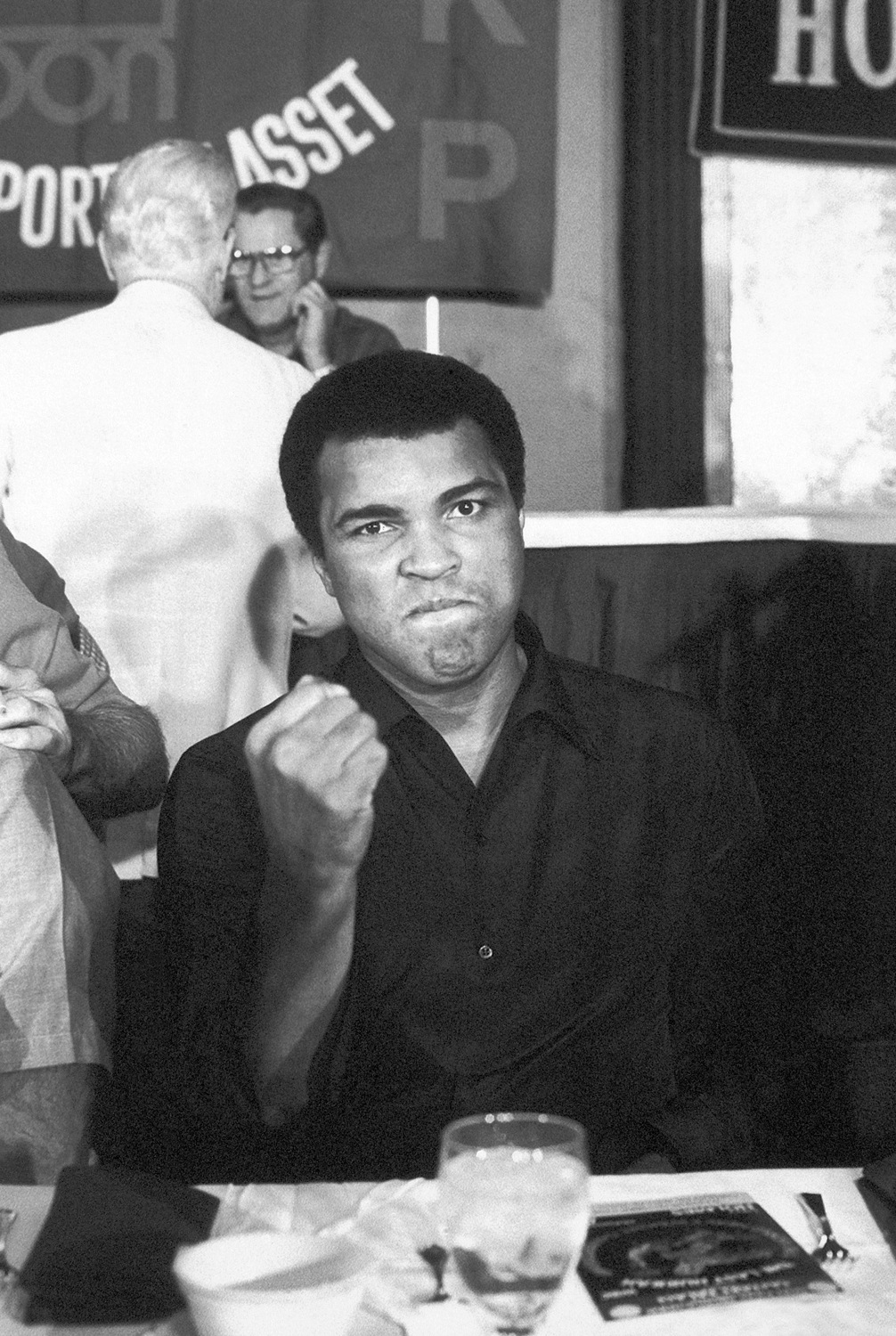 queence Acrylglasbild »Muhammad Ali«, Schwarz-Weiß-Mann-Stars, Fine Art-Print in Galeriequalität