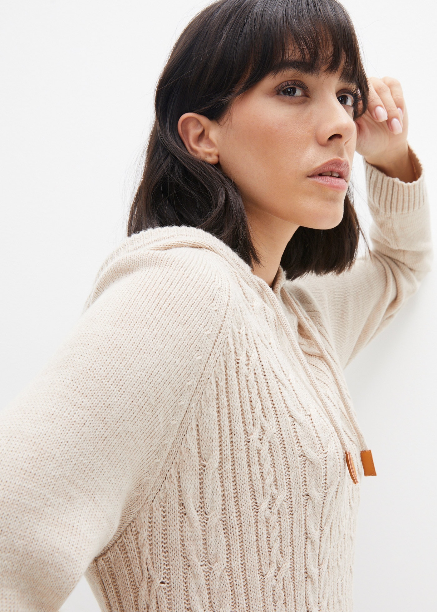 bonprix Strickkleid »Kapuzen-Strickkleid mit Zopfmuster« mit Kapuze, aus Polyacryl, lässig geschnitten, mit Eingrifftaschen