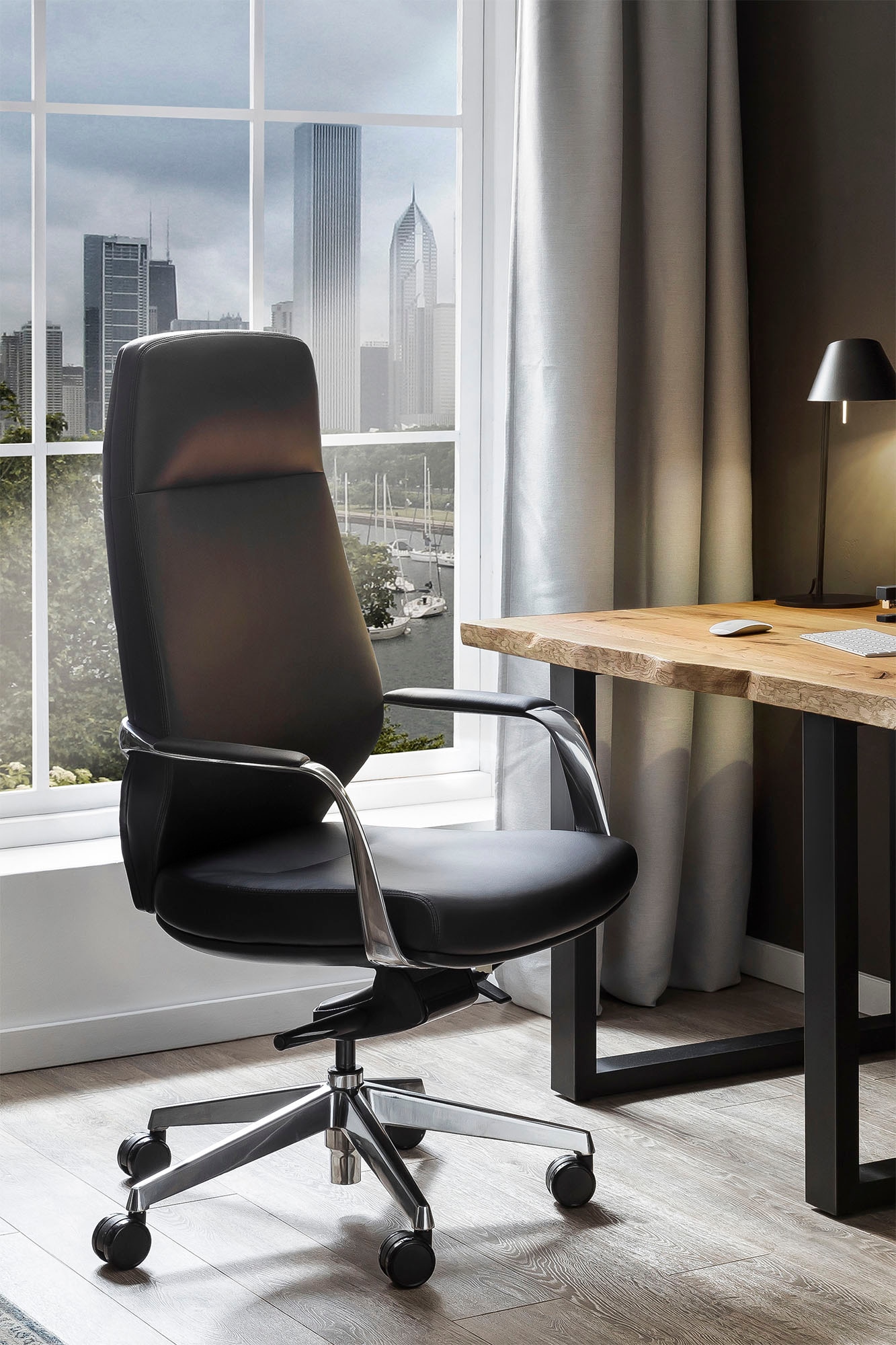 SalesFever, Drehstuhl »mit Stil und Komfort« () Ergonomischer Bürostuhl mit pflegeleichtem Kunstlederbezug, schwarz/chromfarben + chromfarben, 