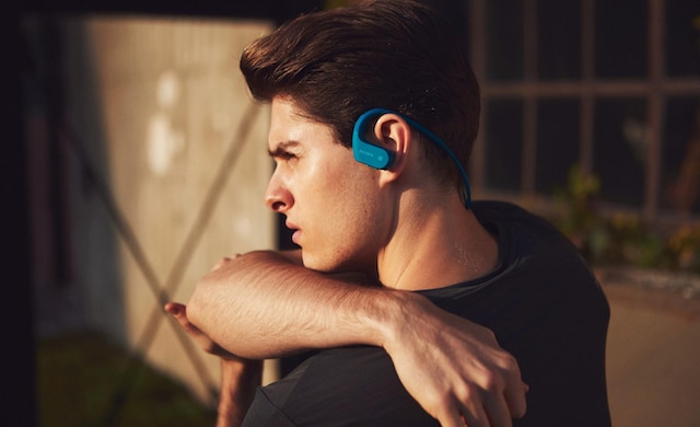 Junger Mann mit Bluetooth-Kopfhörer