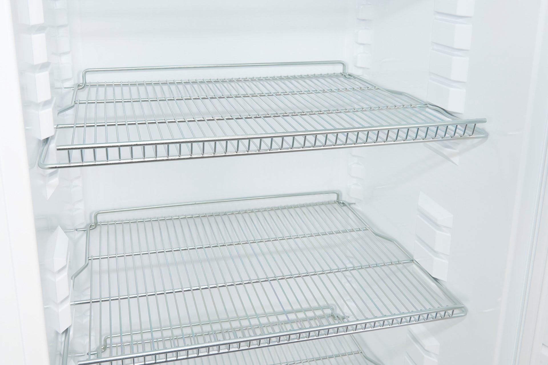 exquisit Getränkekühlschrank »GKS31-V-H-280F weiss«, 296 L Volumen, LED