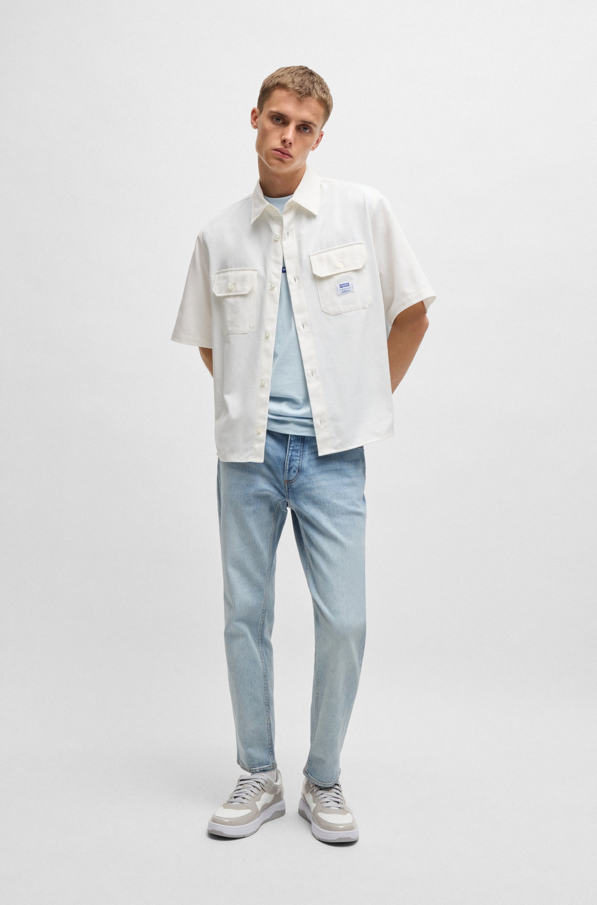 HUGO Blue Kurzarmhemd »Ekyno« mit kontrastfarbenem Logo-Badge auf der Brust