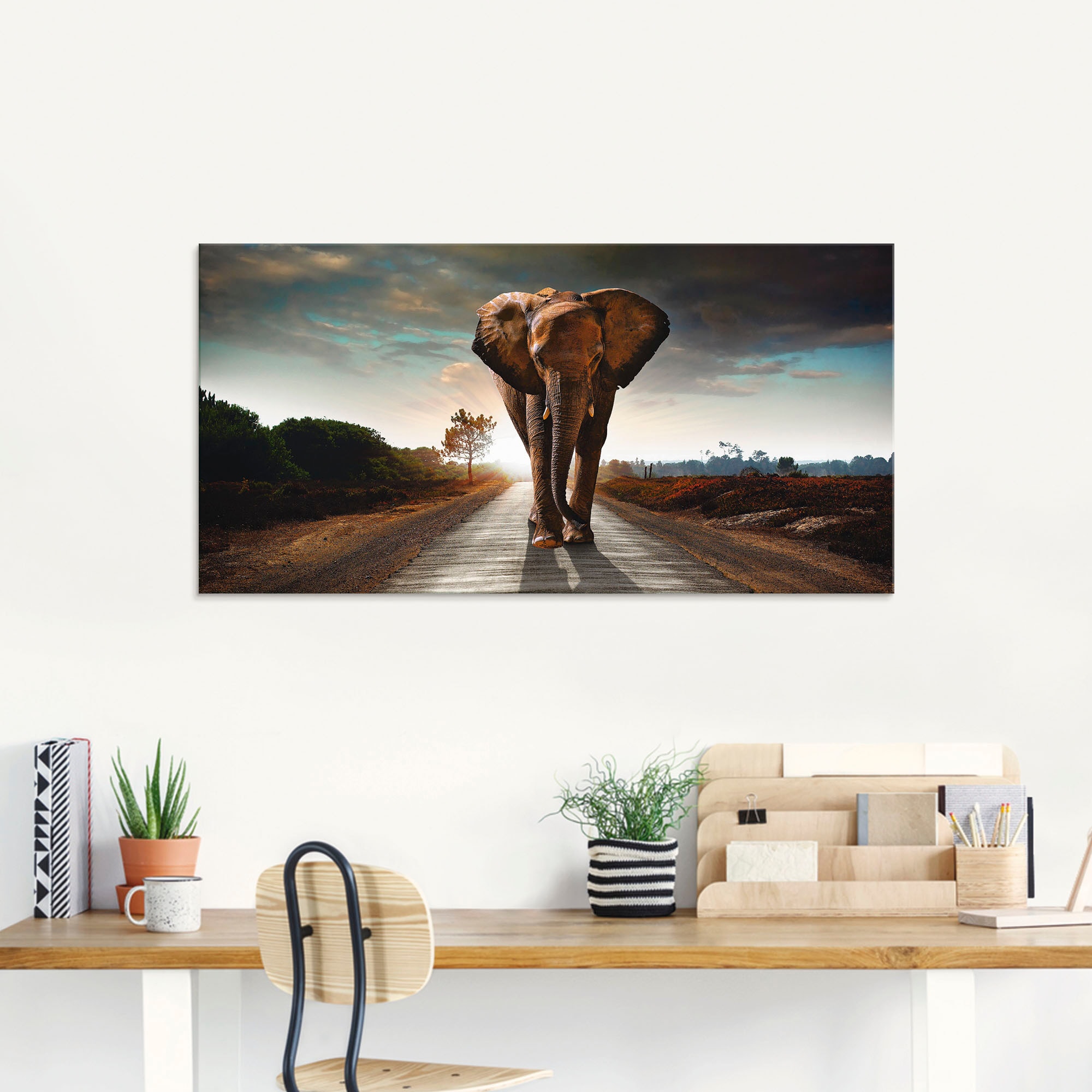 Artland Glasbild »Ein Elefant läuft auf der Straße«, Wildtiere, (1 St.), in verschiedenen Größen