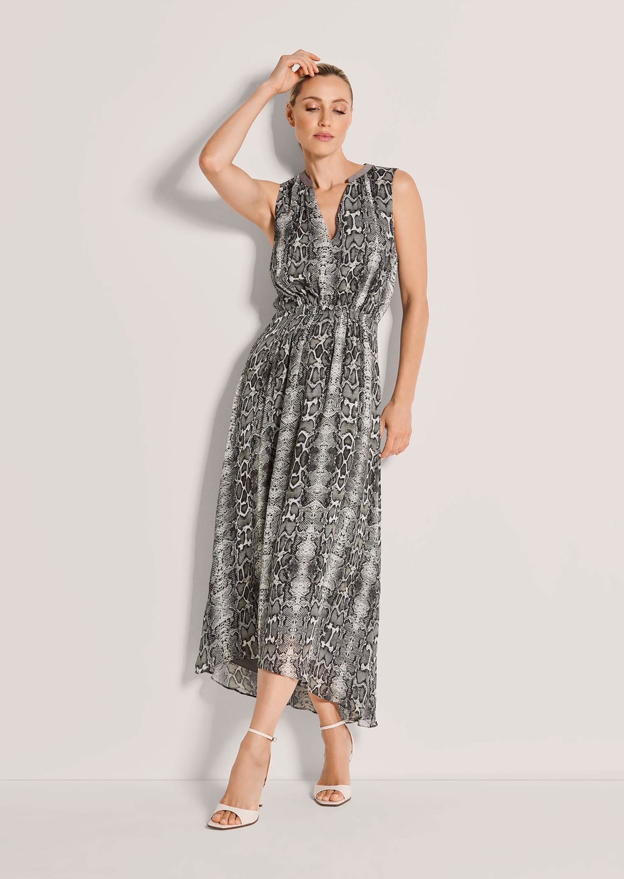 MADELEINE Midikleid »Chiffonkleid Sommerkleid mit Schlangenmuster« Kleid hinten länger als vorne