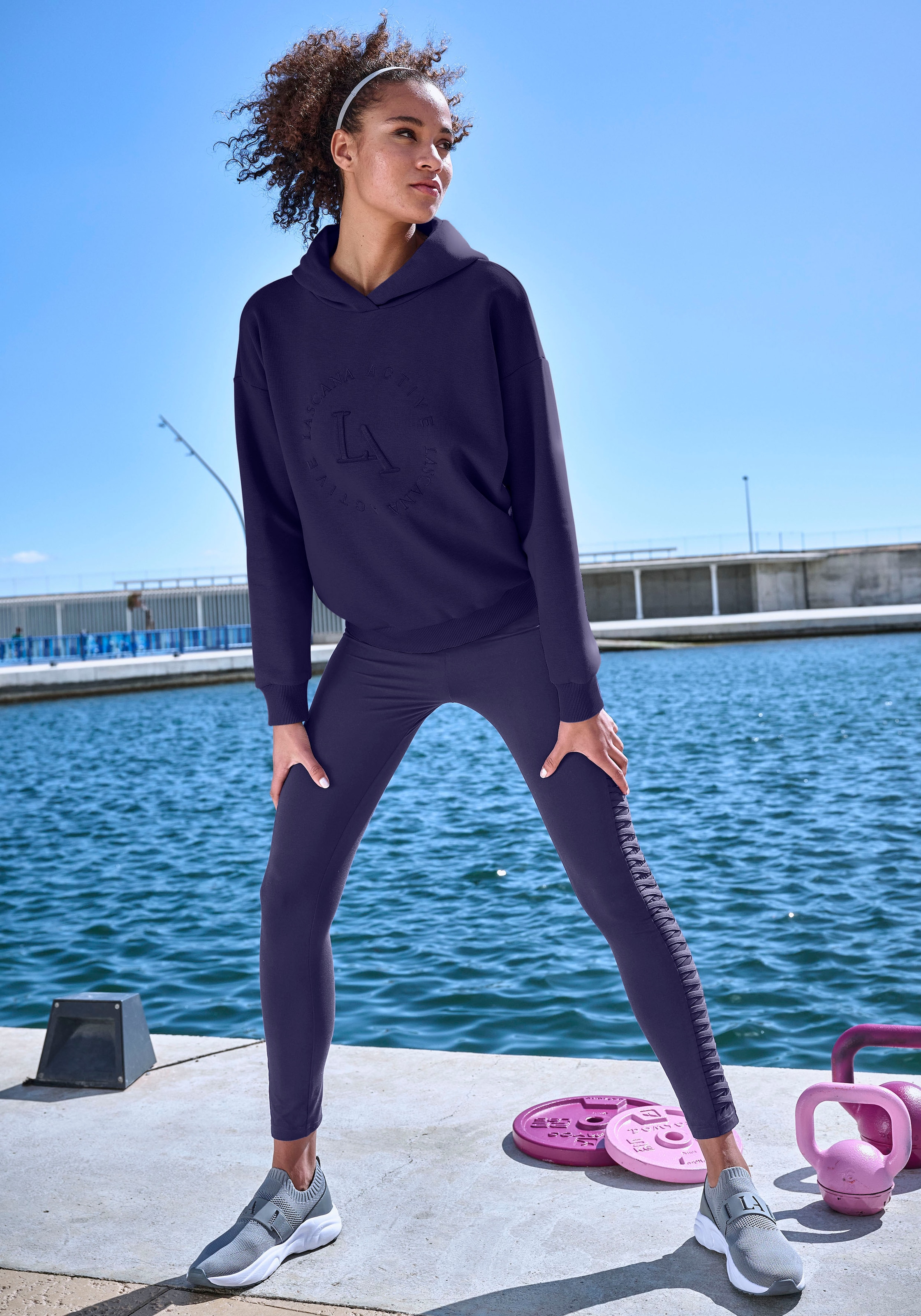 LASCANA ACTIVE Kapuzensweatshirt, Performance Hoodie mit runder Logostickerei und weichen Rippbündchen