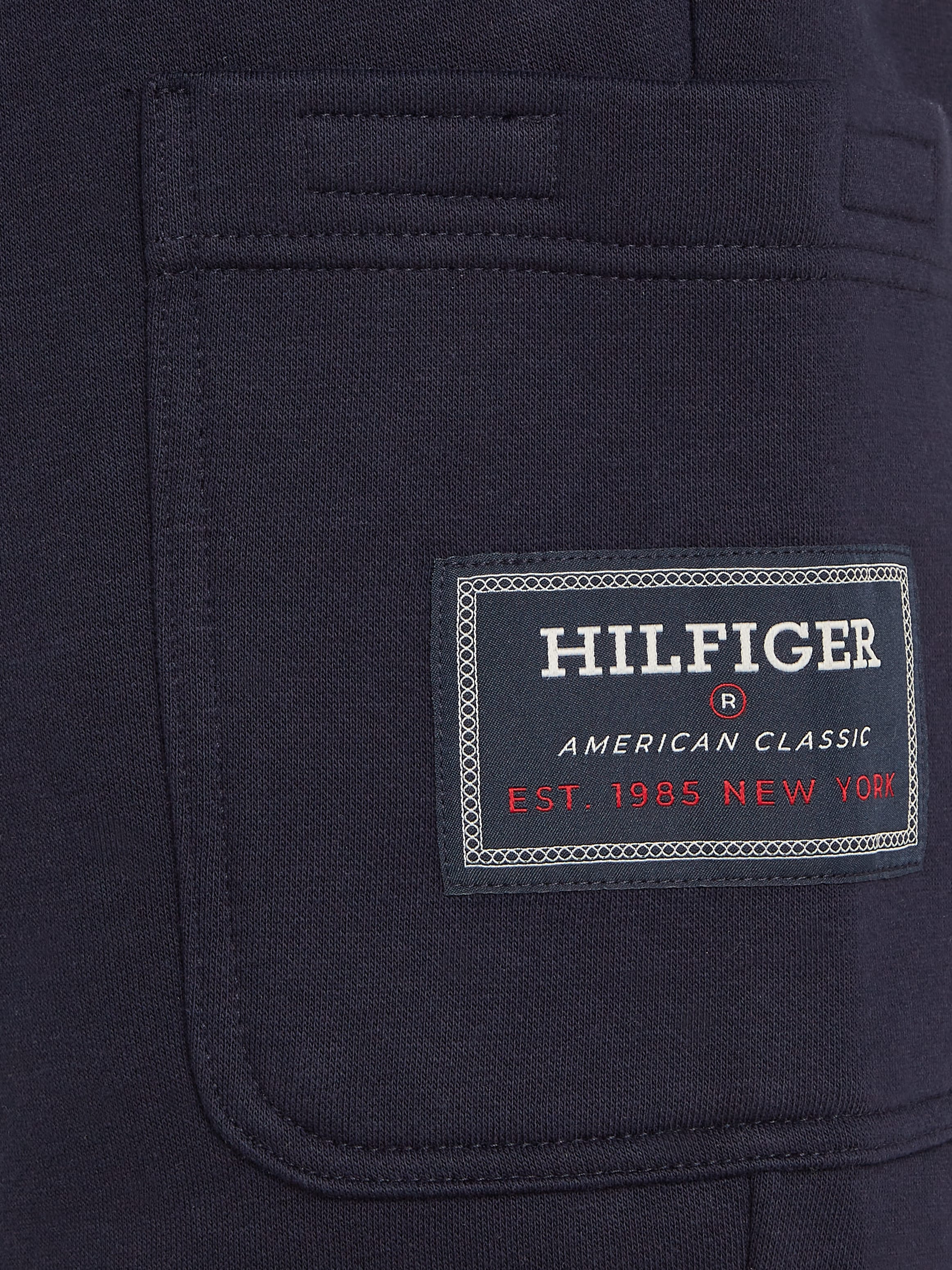 Tommy Hilfiger Sweatshorts »FLAG LOGO BADGE SWEATSHORTS«, Mit Tasche an der Seite
