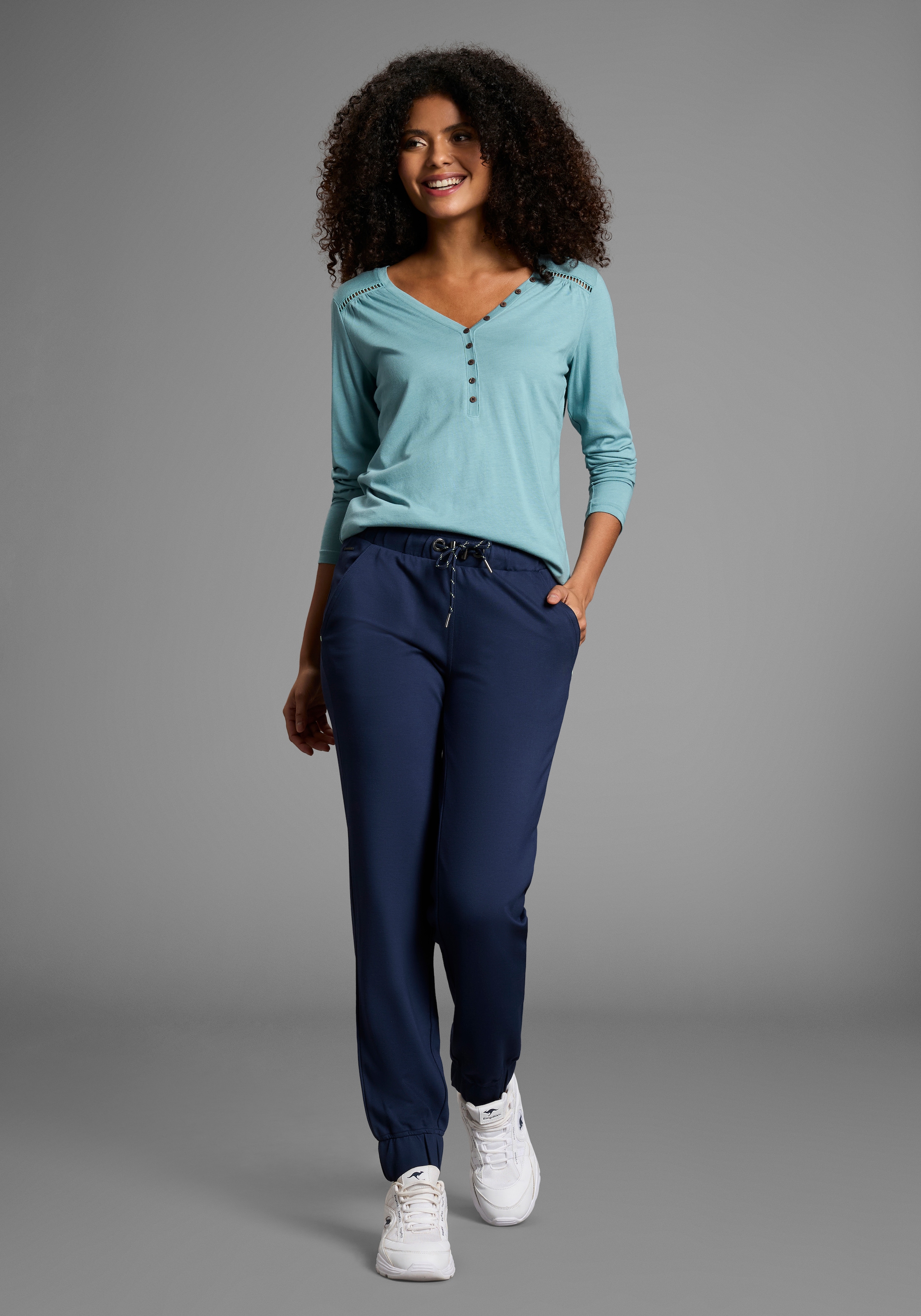 KangaROOS Langarmshirt , mit Knopfleiste und süßen Details
